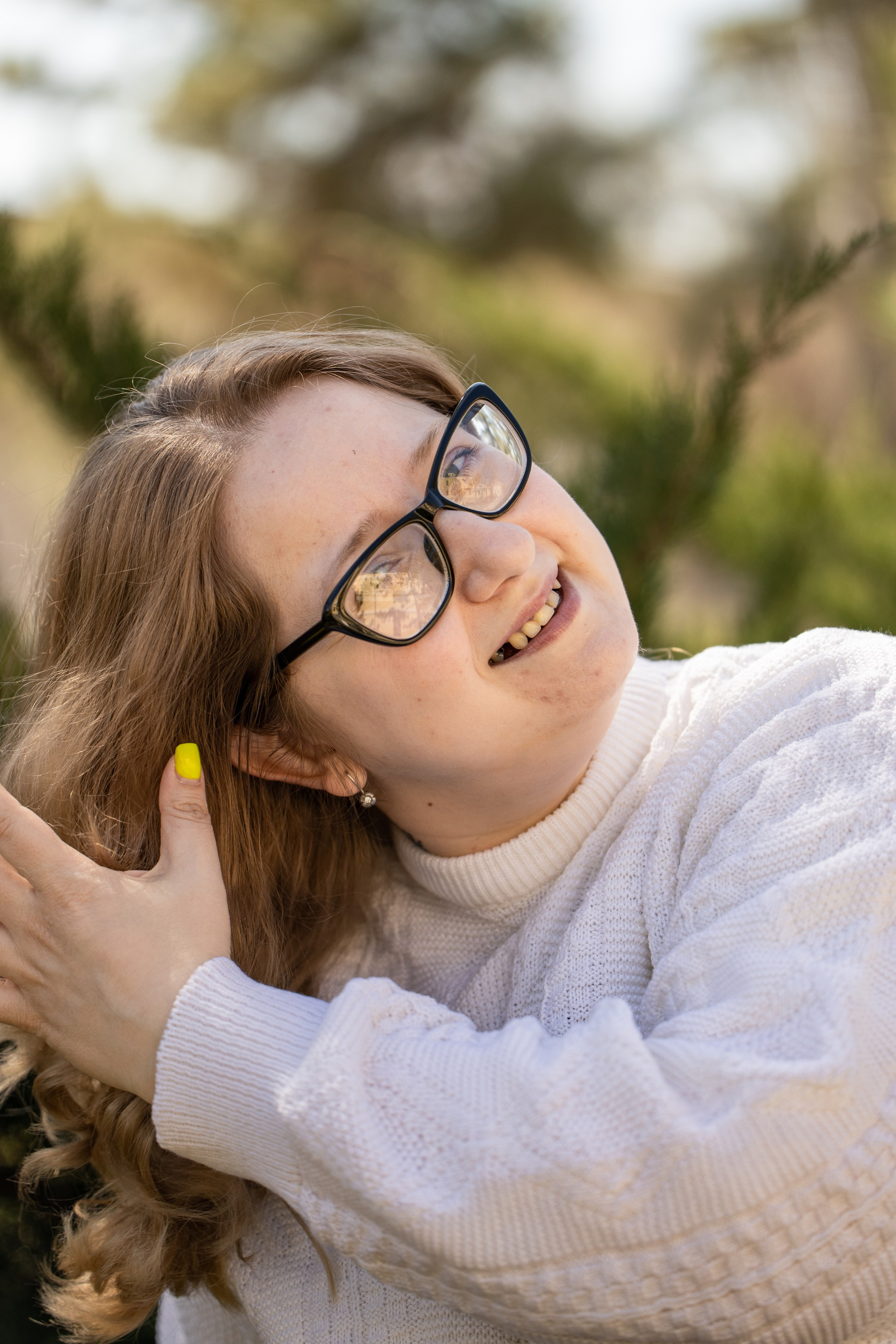 Прогулочная съёмка. Портрет девушки крупным планом. 