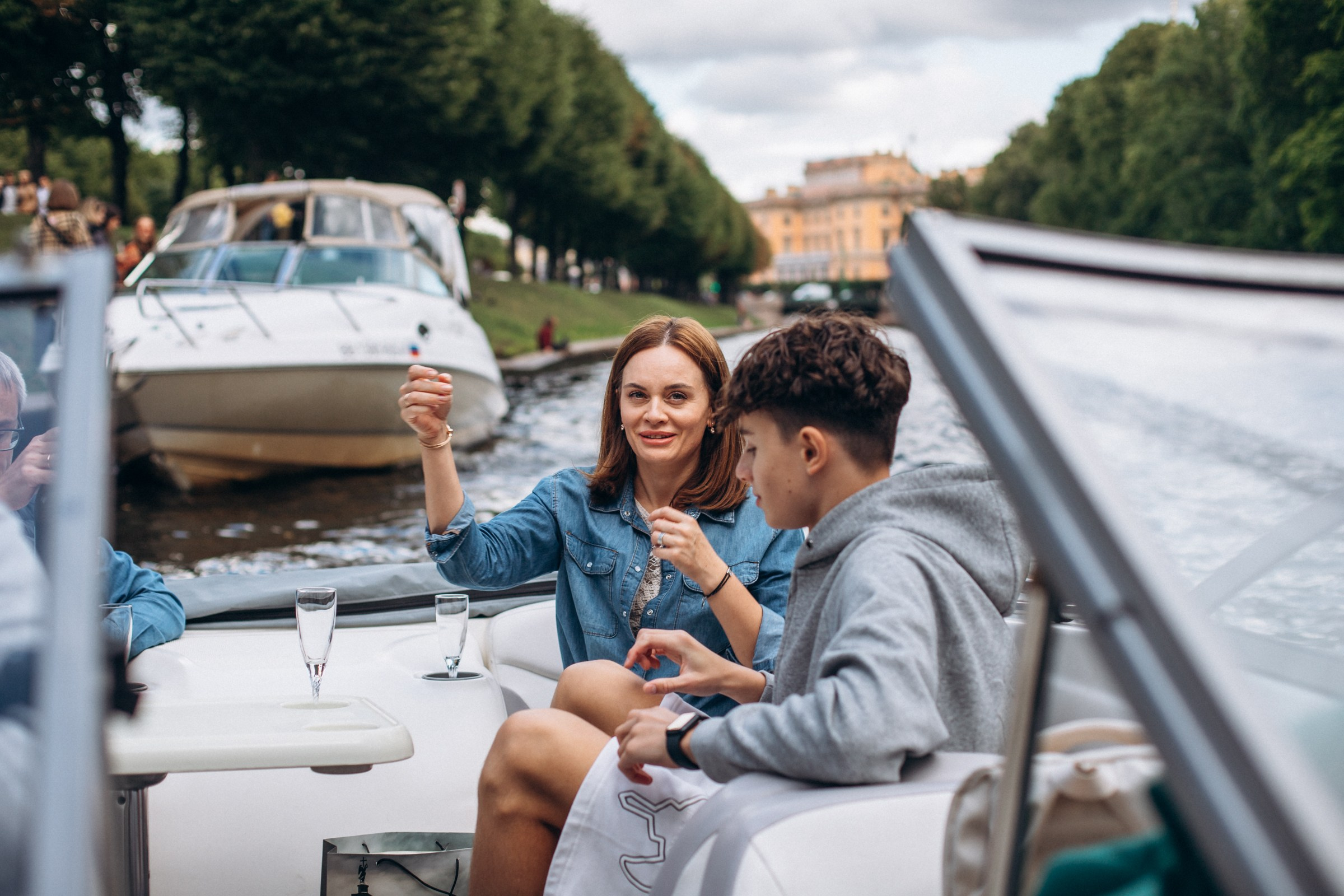 Анна с семьей в августе. Фотопрогулка в Петербурге. Индивидуальный и семейный фотограф в Санкт-Петербурге