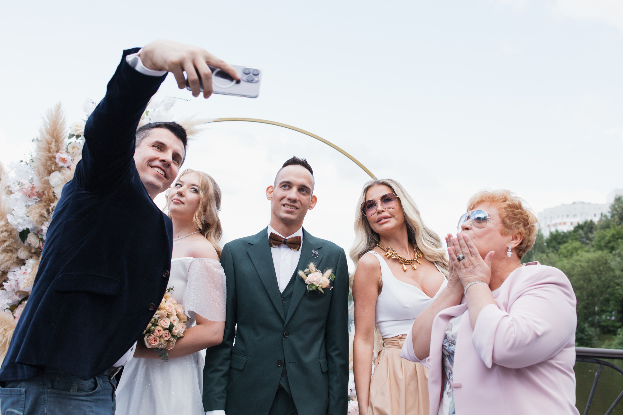 Летняя свадьба за городом. Свадебный фотограф в Москве Аля Загирова