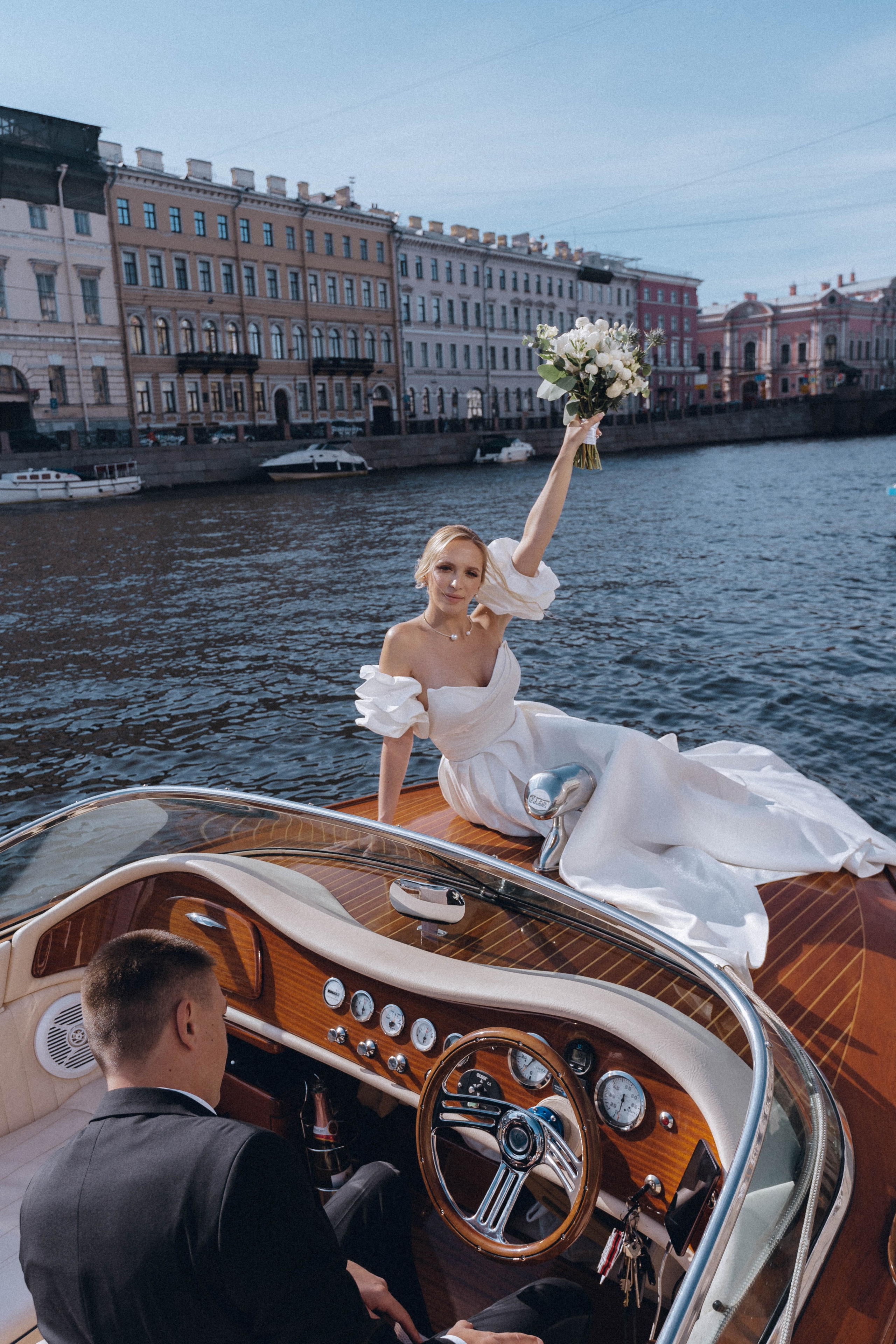 СВАДЕНБНАЯ СЬЕМКА НА КАТЕРЕ ПО КАНАЛАМ САНКТ-ПЕТЕРБУРГА И В АКВАТОРИИ НЕВЫ. Профессиональный фотограф, Санкт-Петербург — Виктория Богомолова