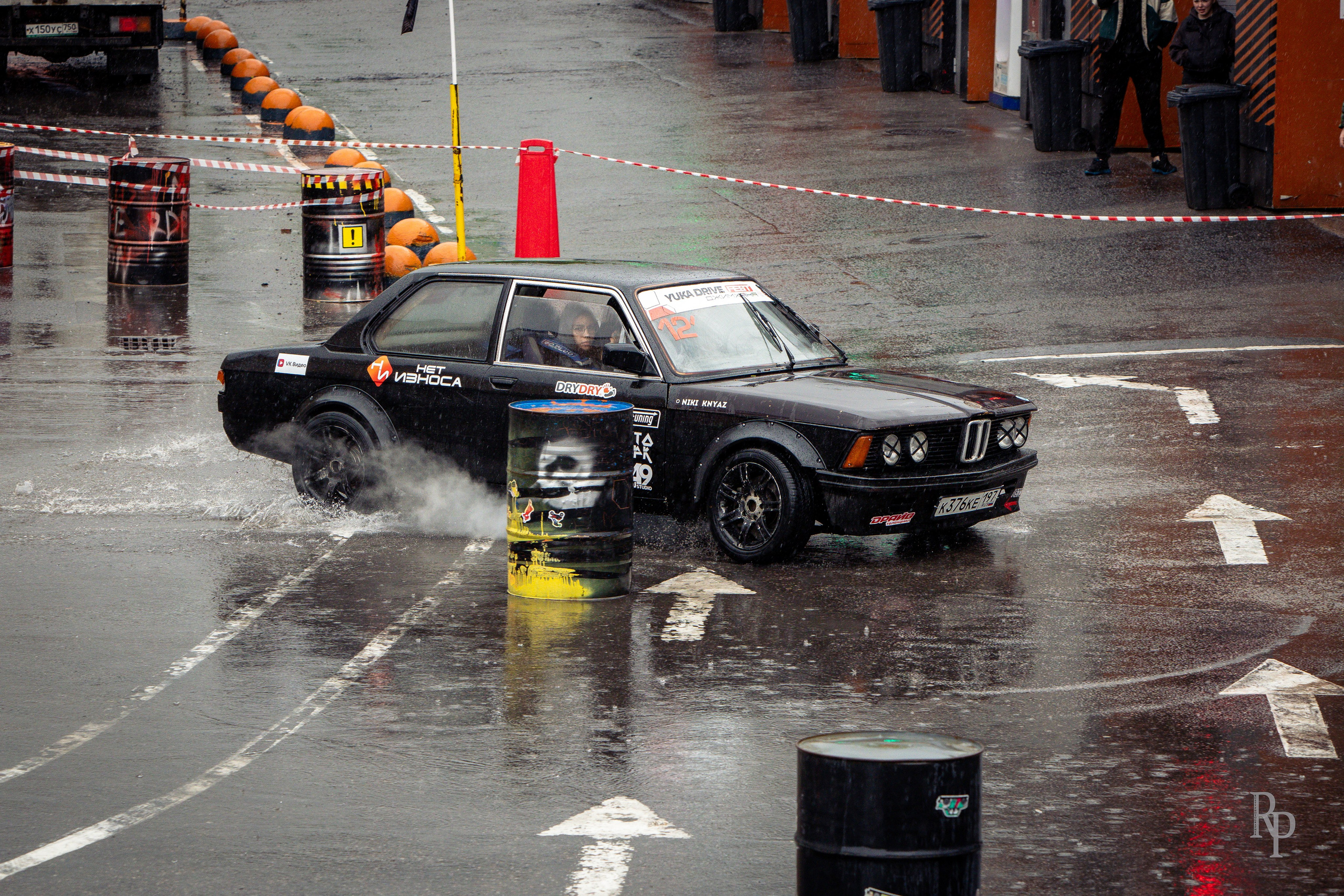 SHOWDOWN. Rusty Photographer