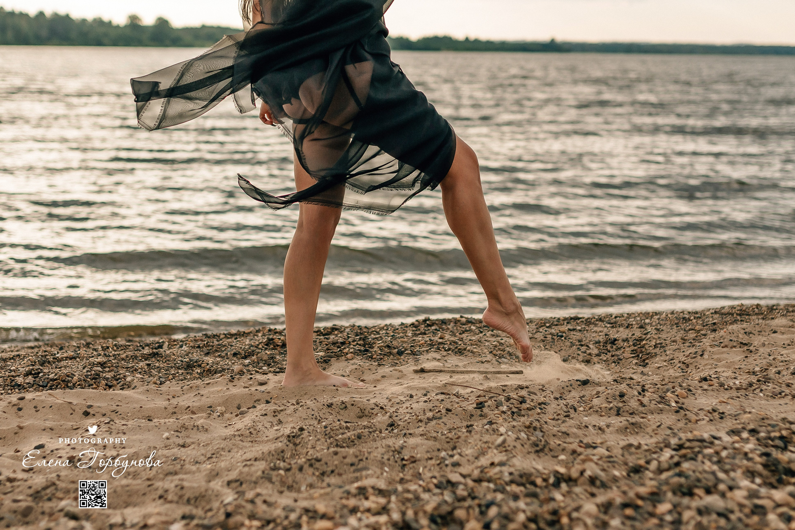 Черная серия с тканью. Набережная. Александра и Таисия. Июль 2025 г. Фотограф Пермь. Свадьбы. Семья и дети, школа, д. сад. Фотокниги