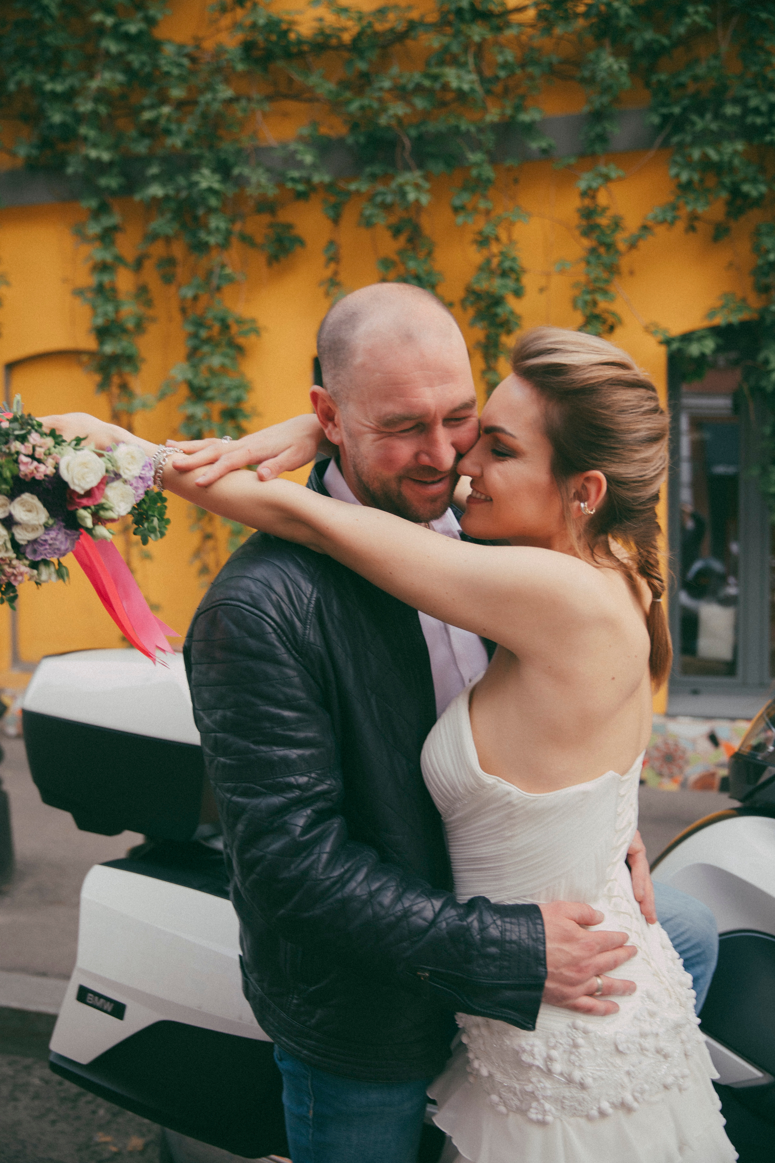 КРАСИВАЯ МУЖ И ЖЕНА ОБНИМАЮТСЯ  НА УЛИЦЕ мОСКВЫ