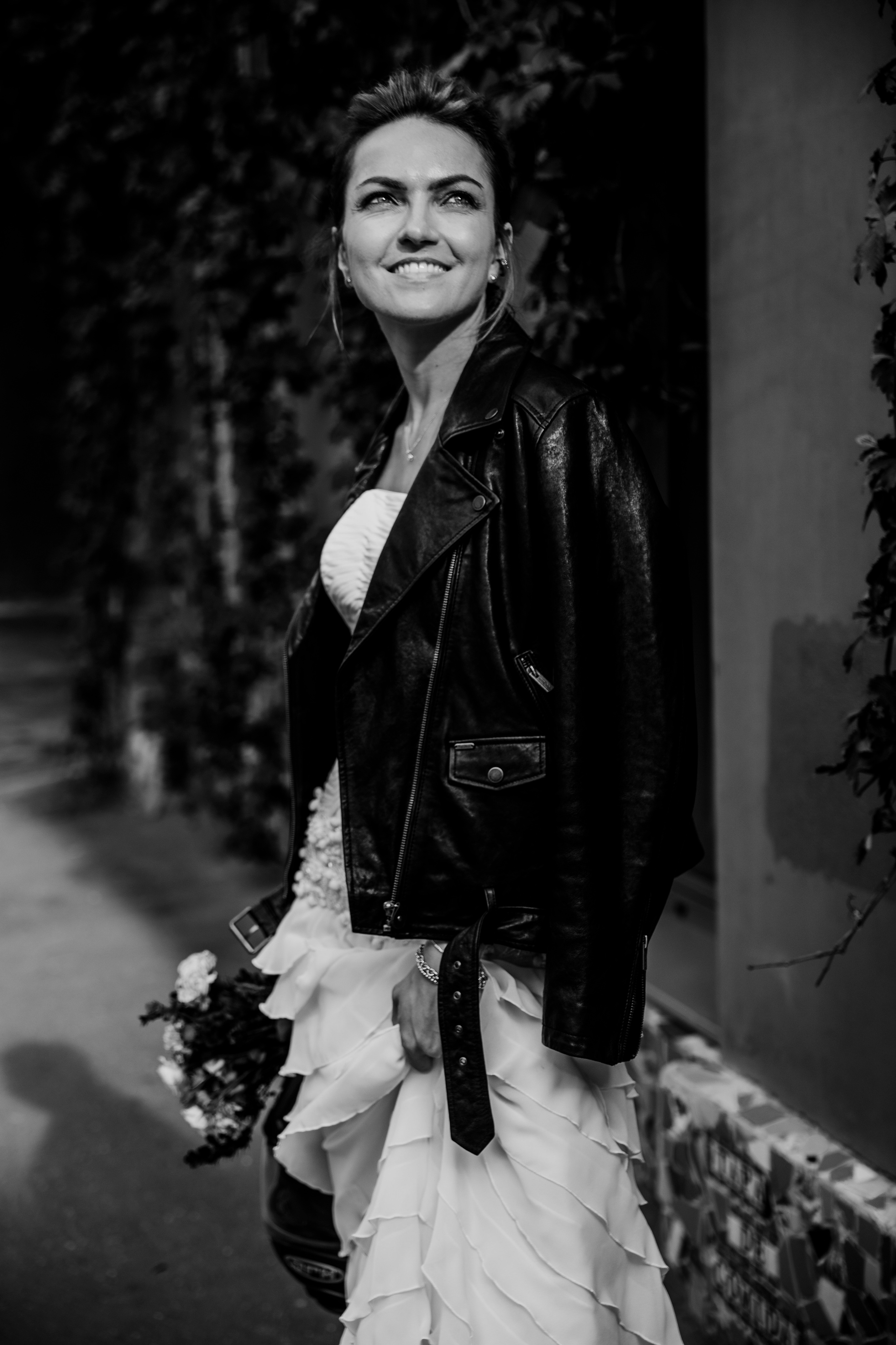 красивая молодая  девушка в свадебном платье в городе Москве