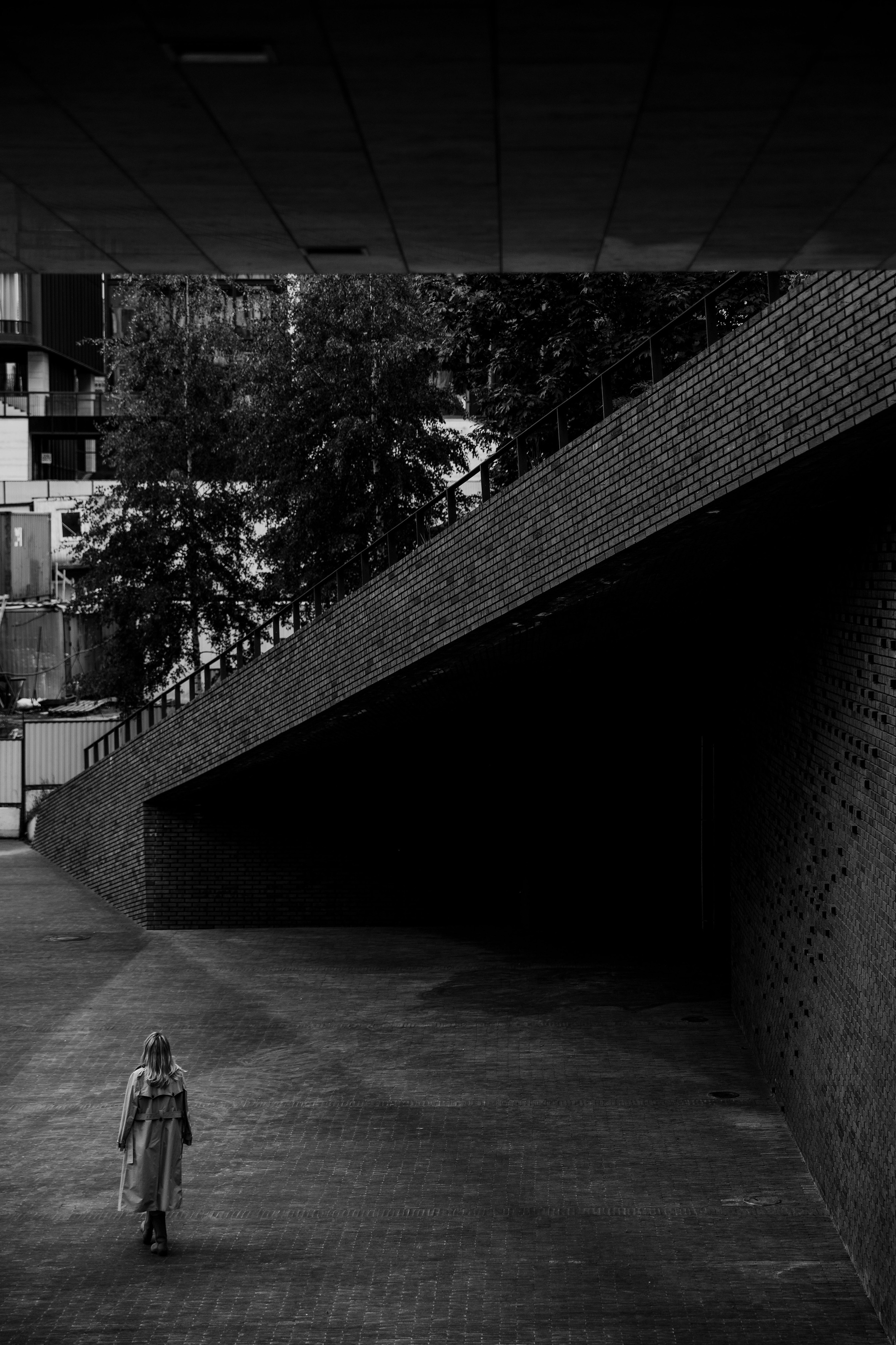 красивая стильная девушка  стоит под мостом