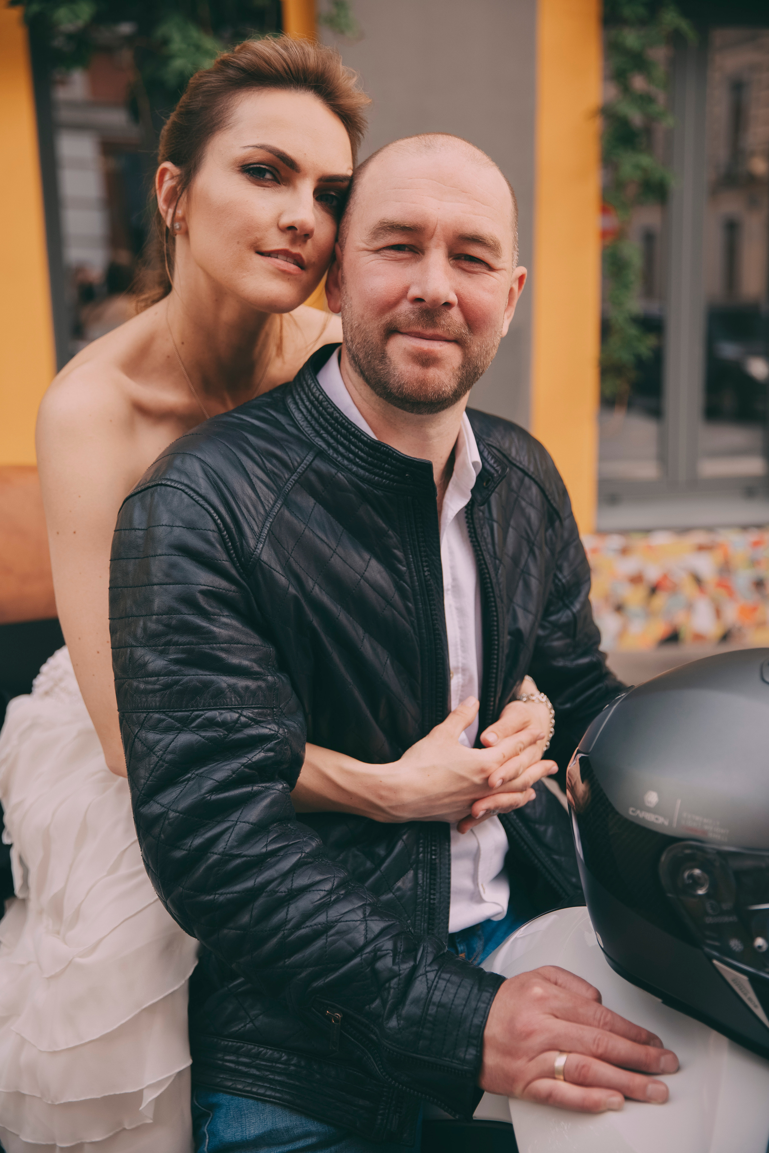 Молодая красивая пара на улице Москвы  катаются на мотоцикле