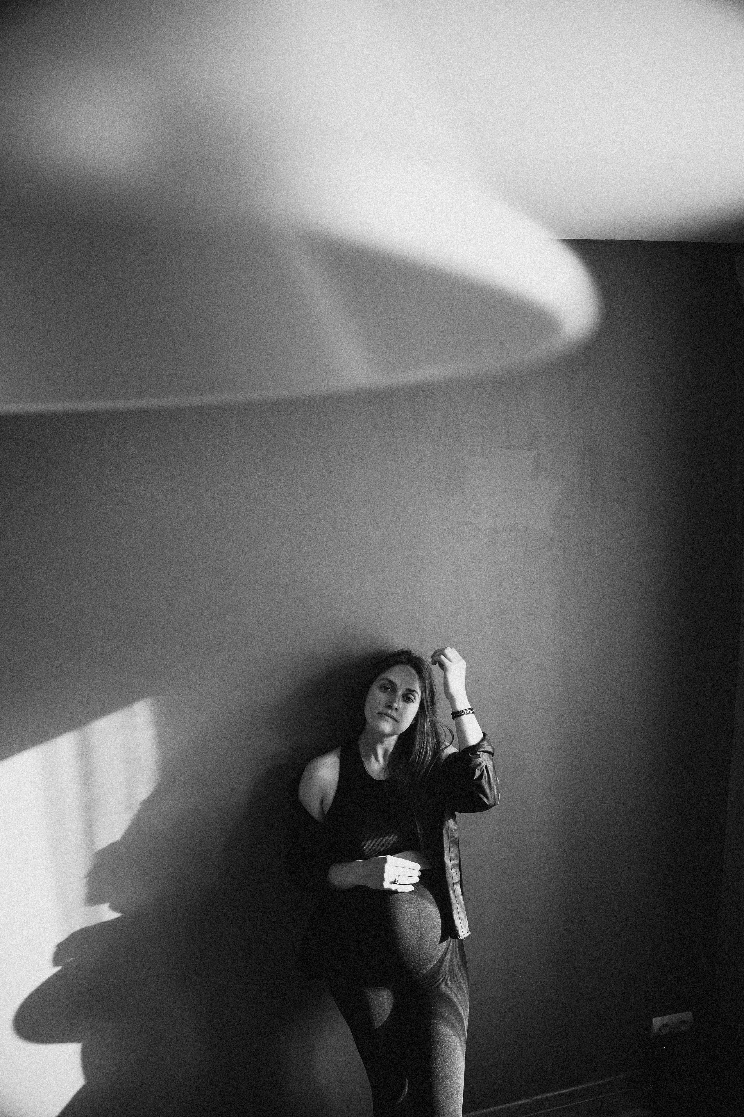 красивая девушка в положении позирует на камеру