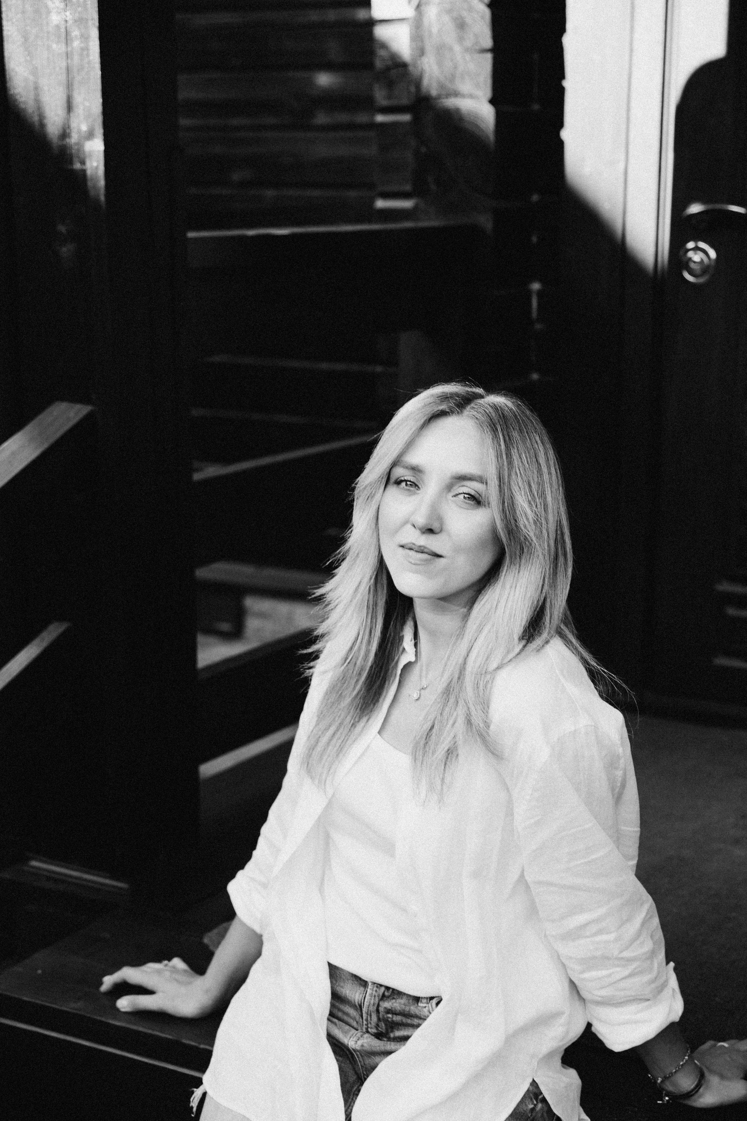 красивая девушка блондинка   в джинсах и майке   гуляет по Москве