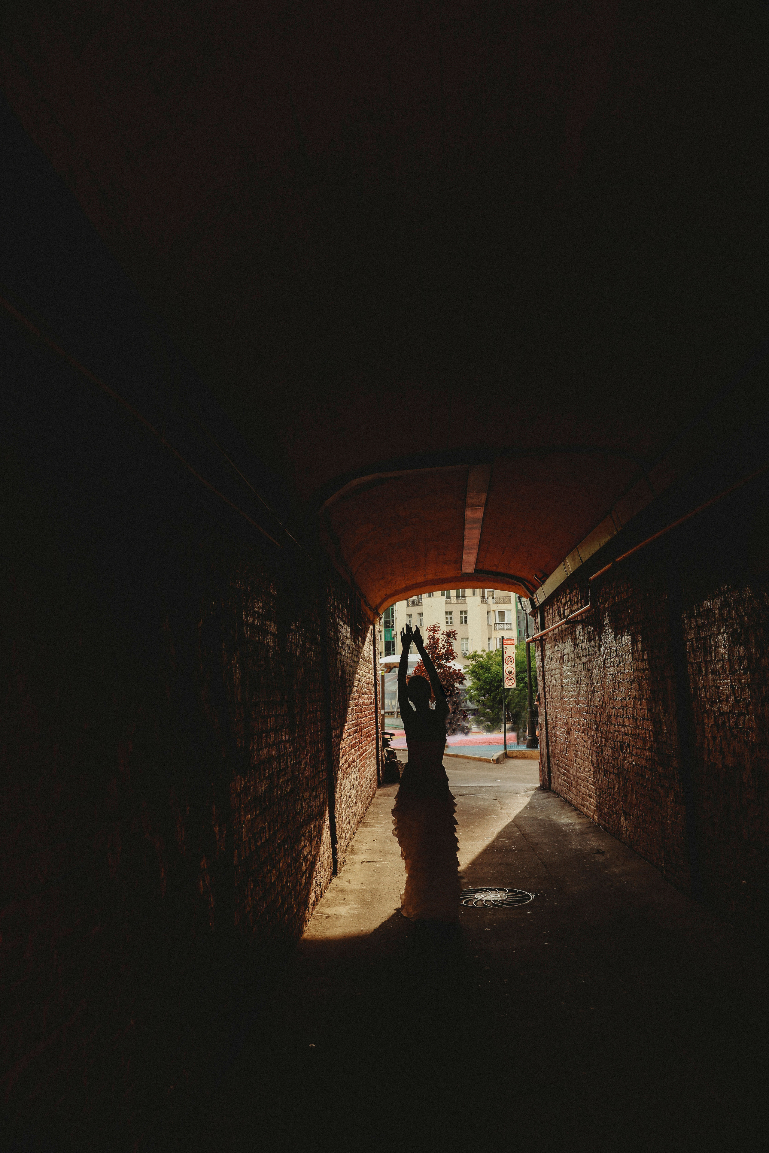 красивая невеста в свадебном платье гуляет на закате по Москве у теплую солнечную погоду