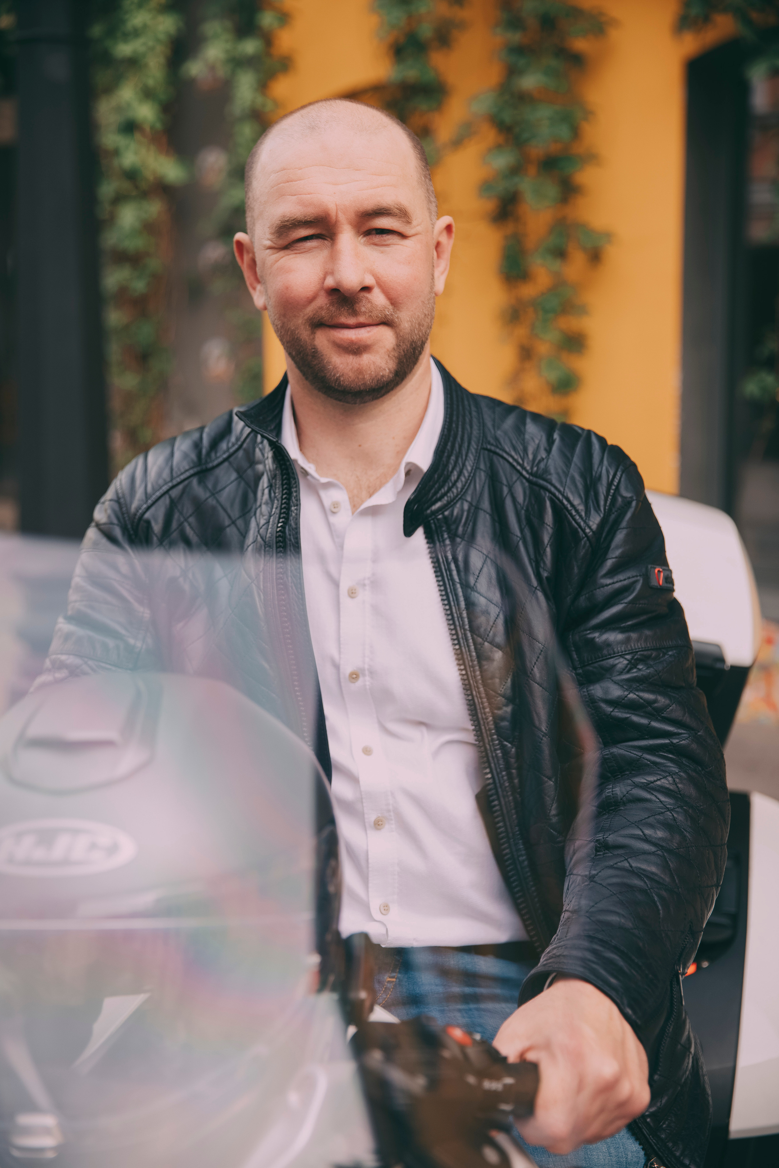 красивый мужчина сидит на своем мотоцикле в центре Москвы   летом