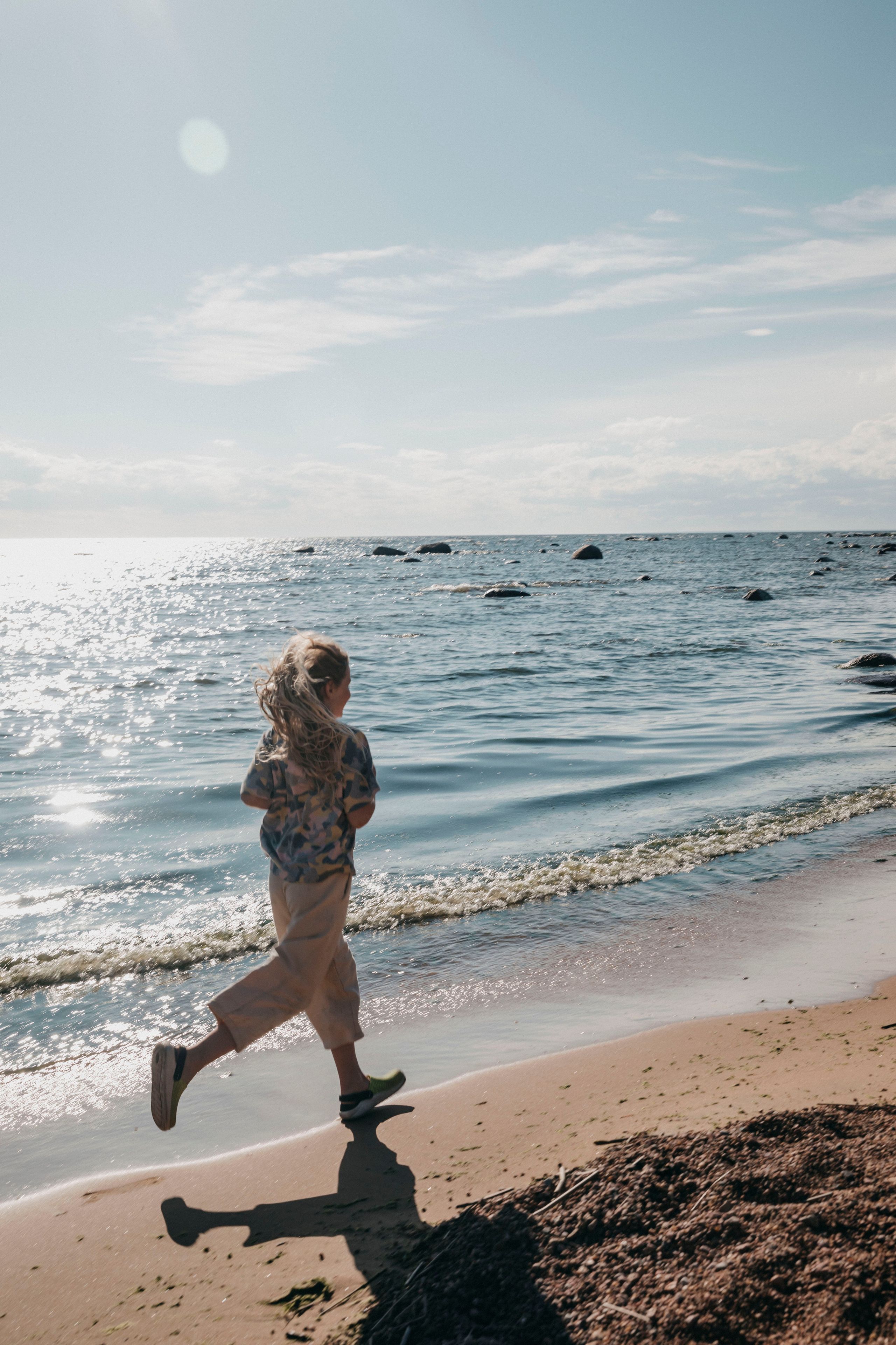 МАЛЕНЬКАЯ ДЕВОЧКА БЕЖИТ ПО ПЕСКУ НА МОРЕ