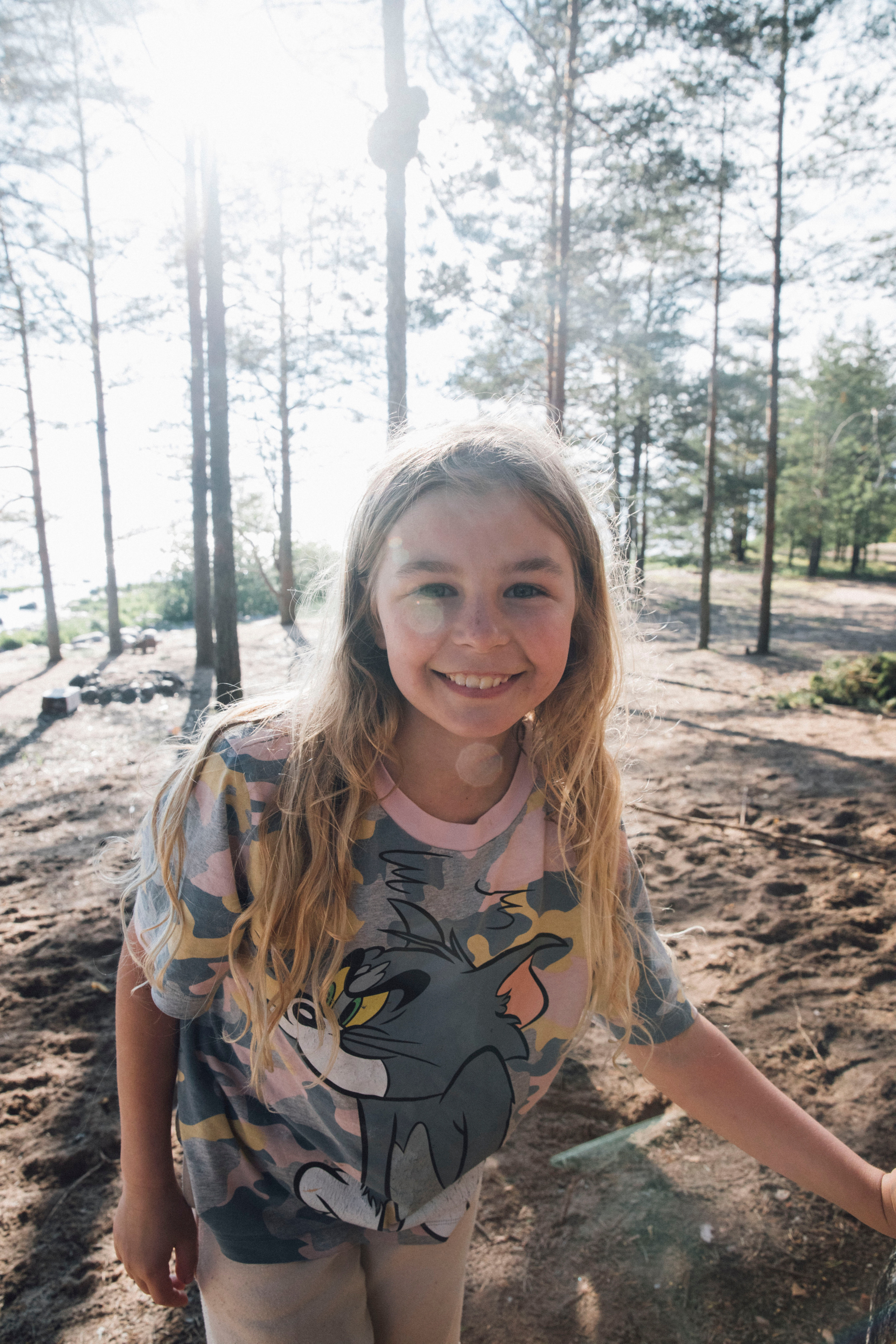 красивая маленькая девочка  в стильной майке позирует фотографу