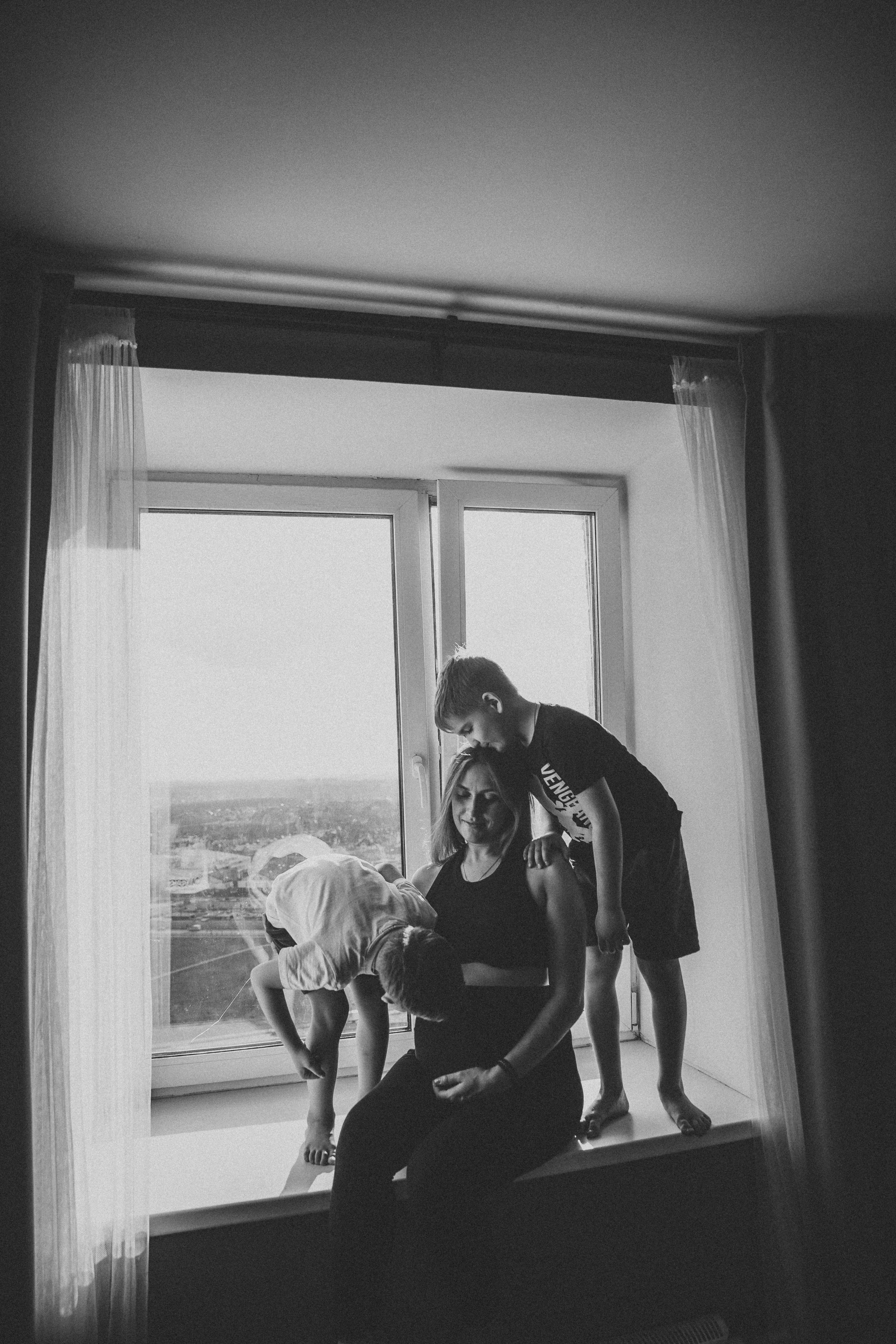 мама целует и обнимает своих деток дома