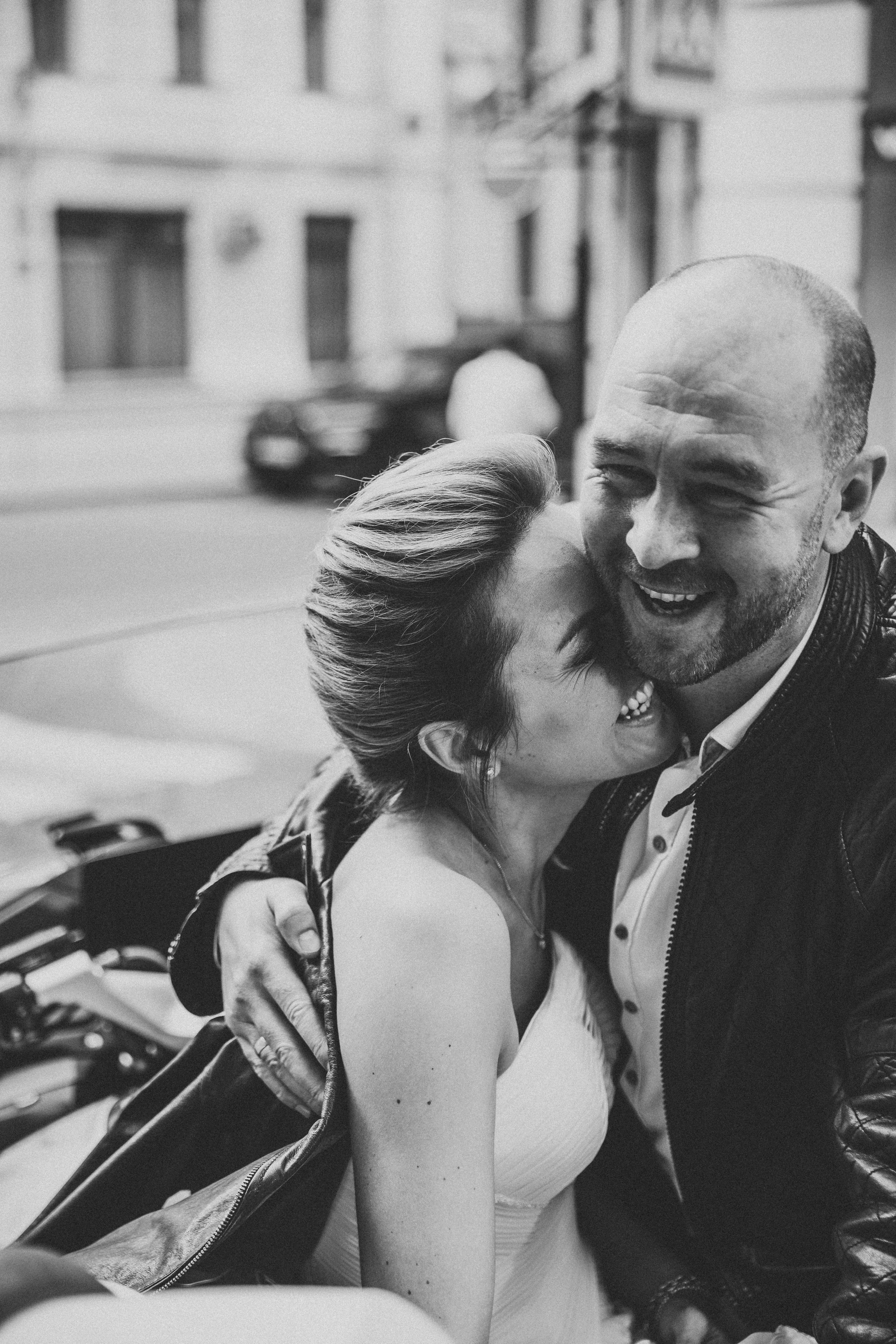 Молодая пара смеется и гуляет по улицам Москвы