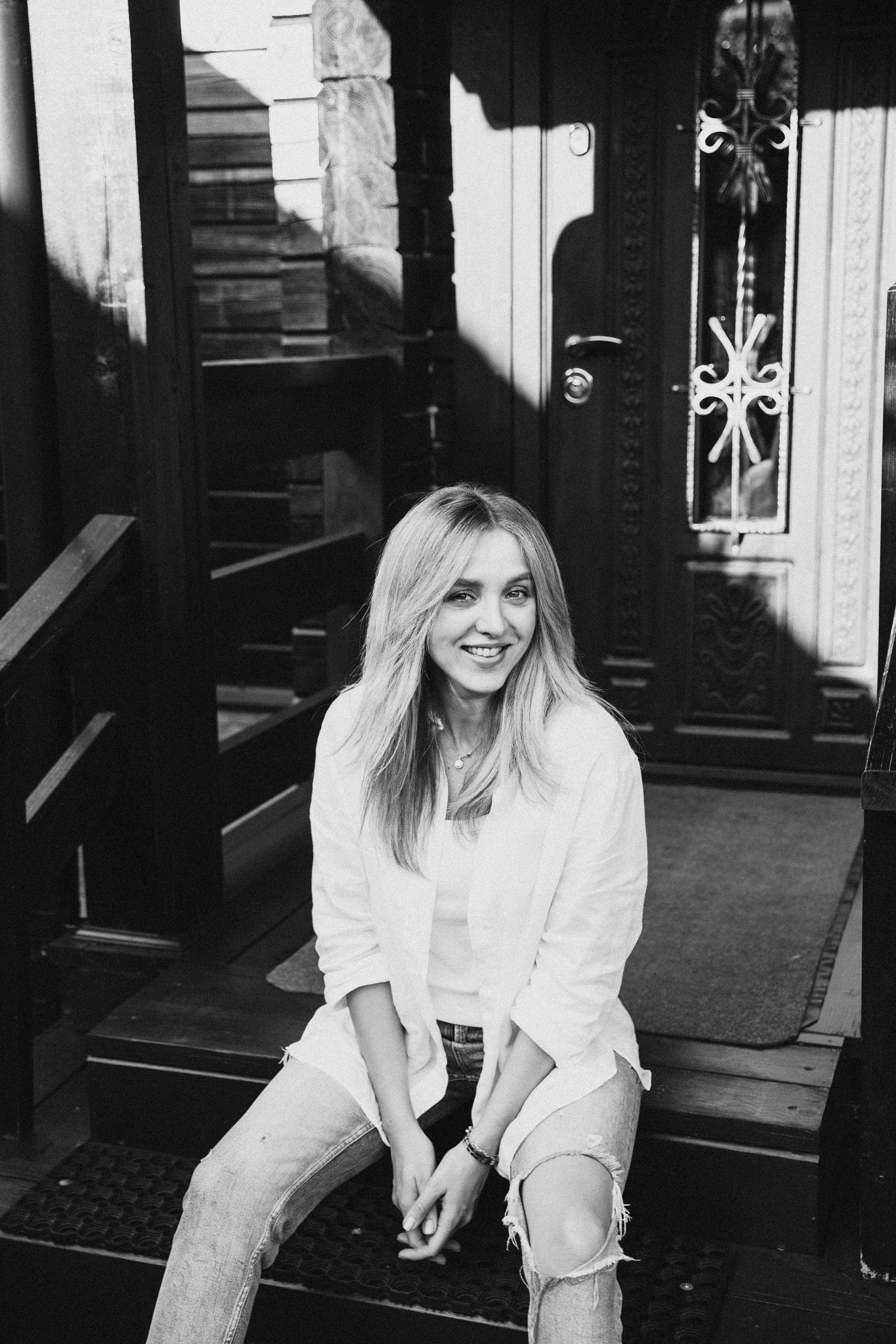 красивая девушка в джинсах и белой рубашке на  фотосессии в Москве