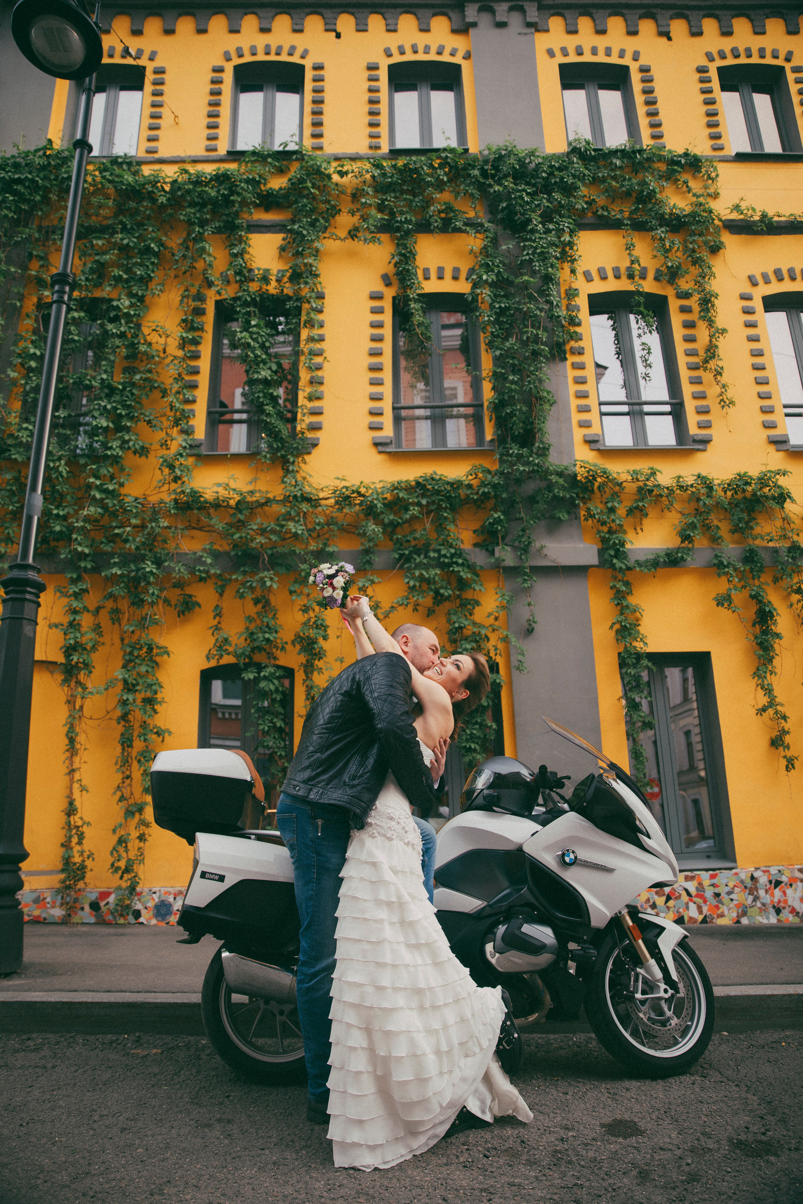 Красивые жених и невеста гуляют за ручку по улице Трубная 20 в городе Москва