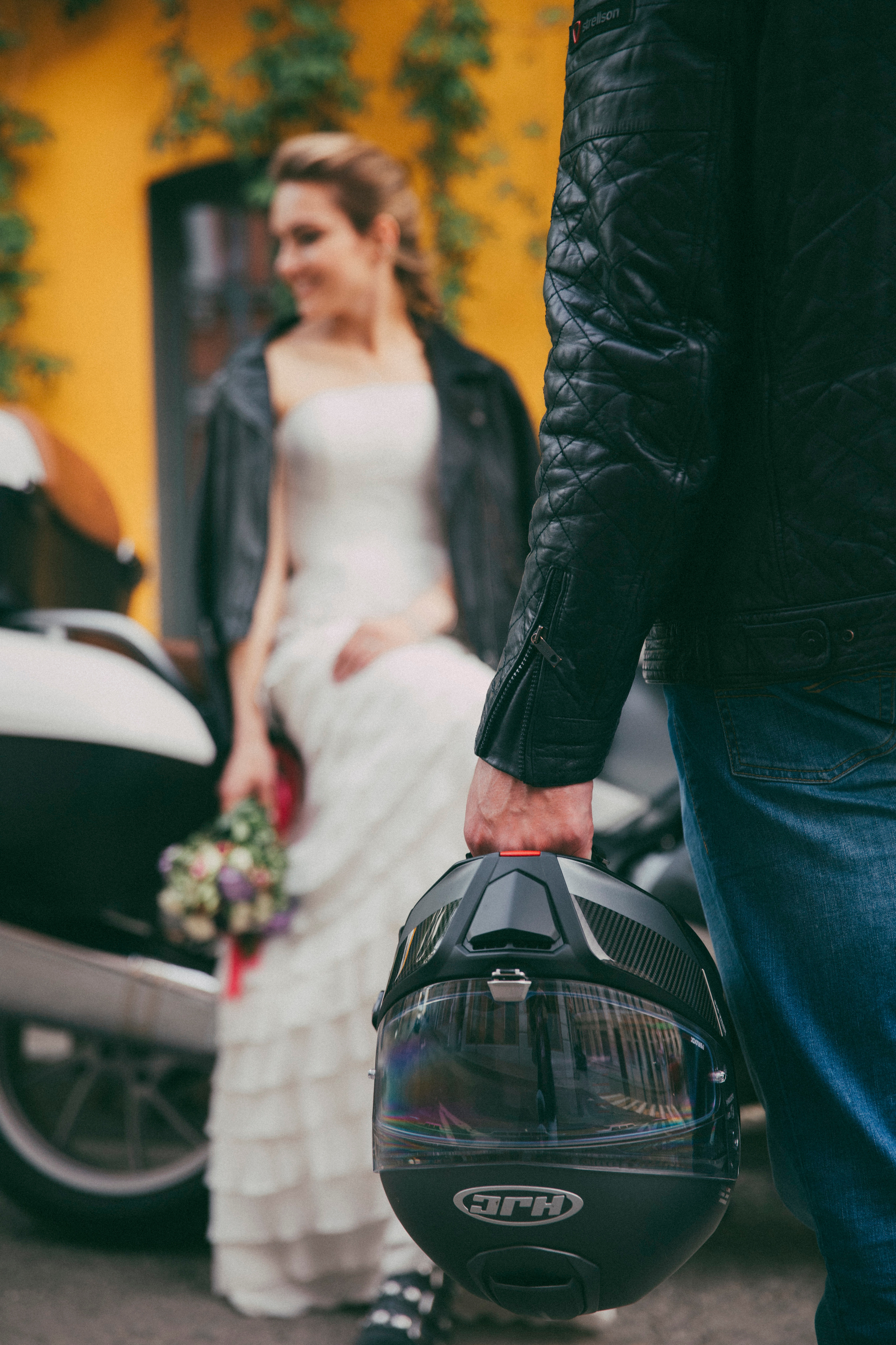 Загадочная молодая невеста и ее жених гуляют по улица Москвы