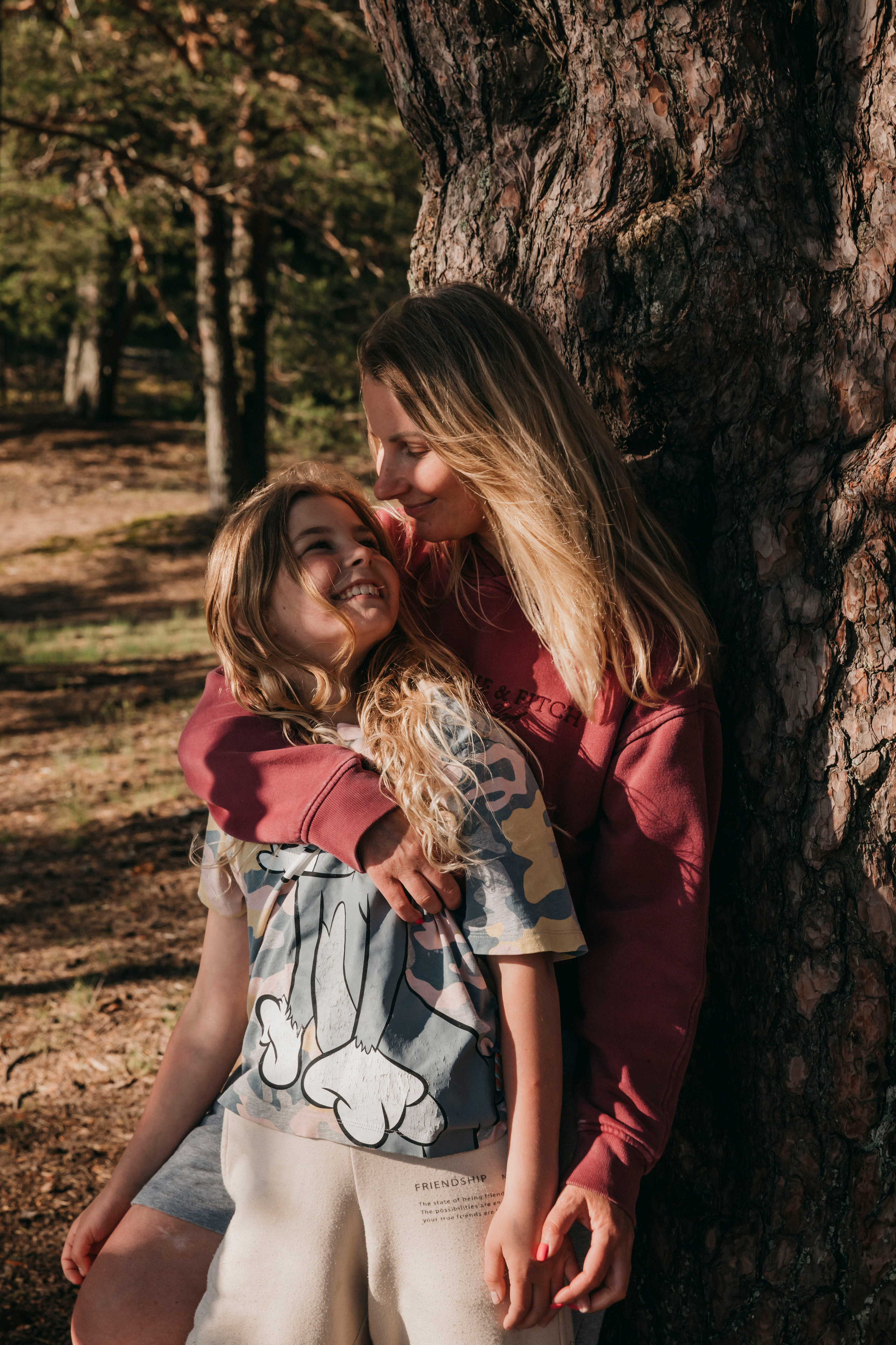 мама с дочкой весело гуляют на набережной Финского залива