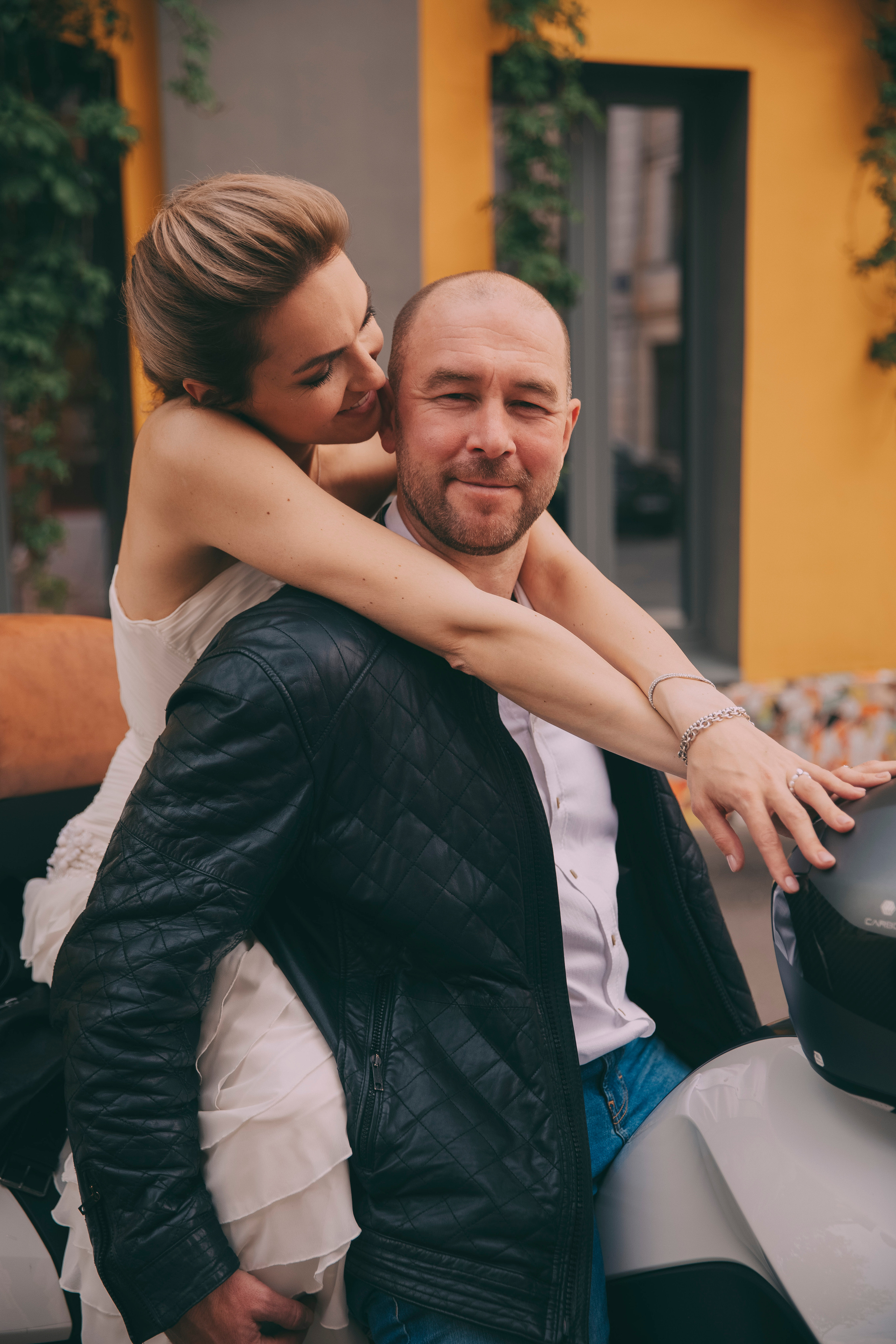 жених и невеста катаются по Москве на своем мотоцикле летом в 