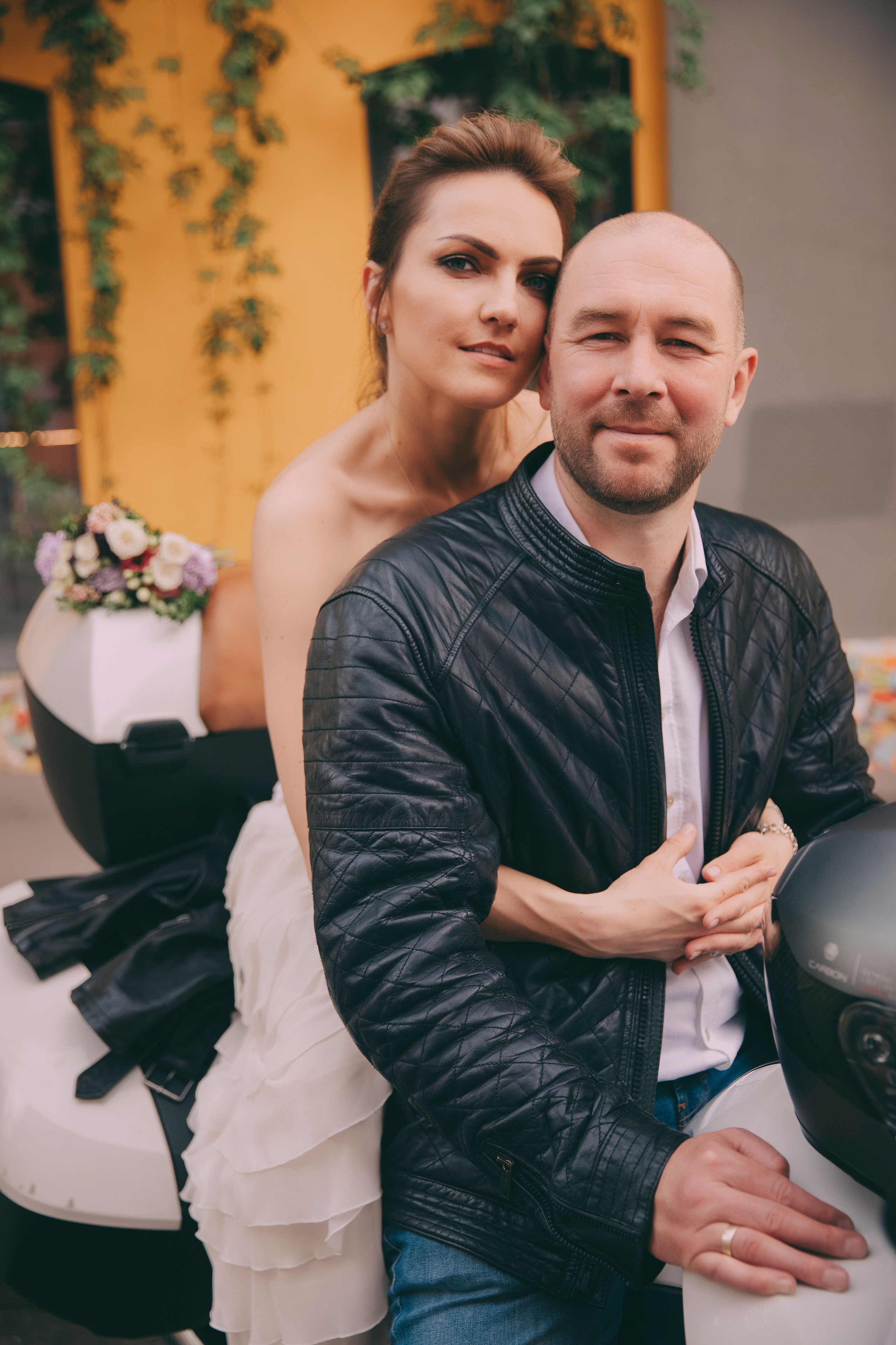 красивый семейный портер в кожанных куртках