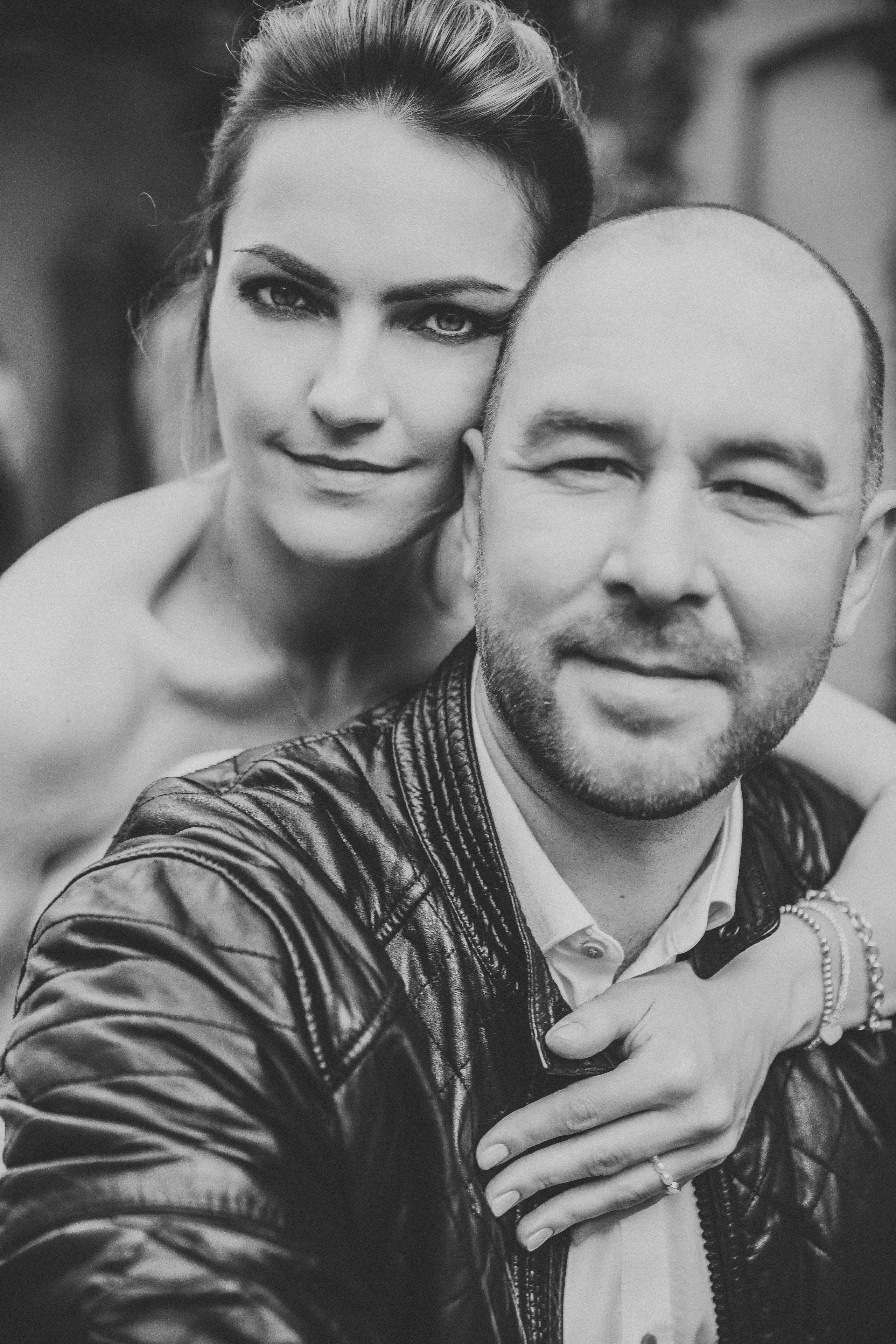 красивая пара  улыбается