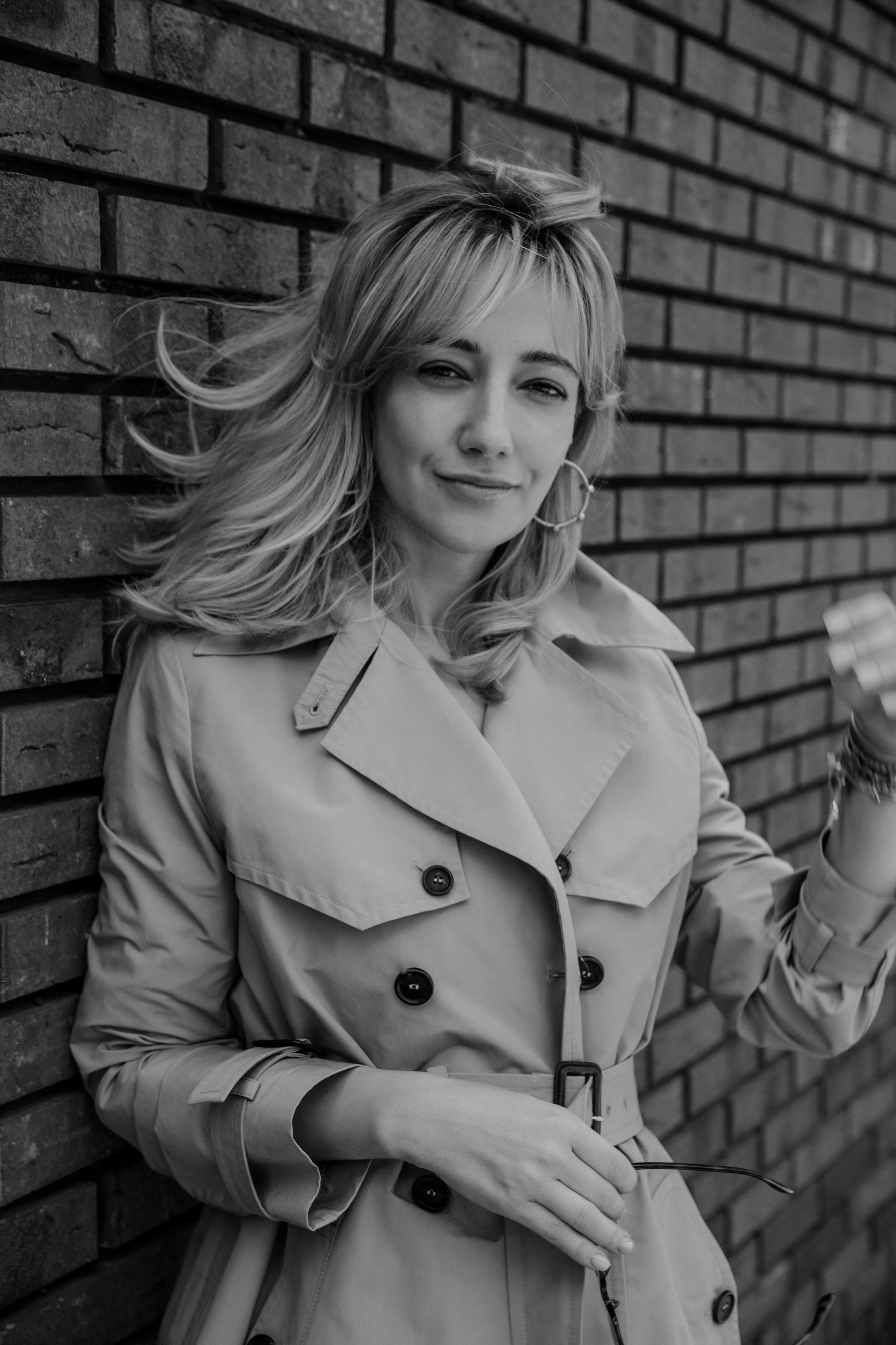 красивая девушка в тренче бежевом