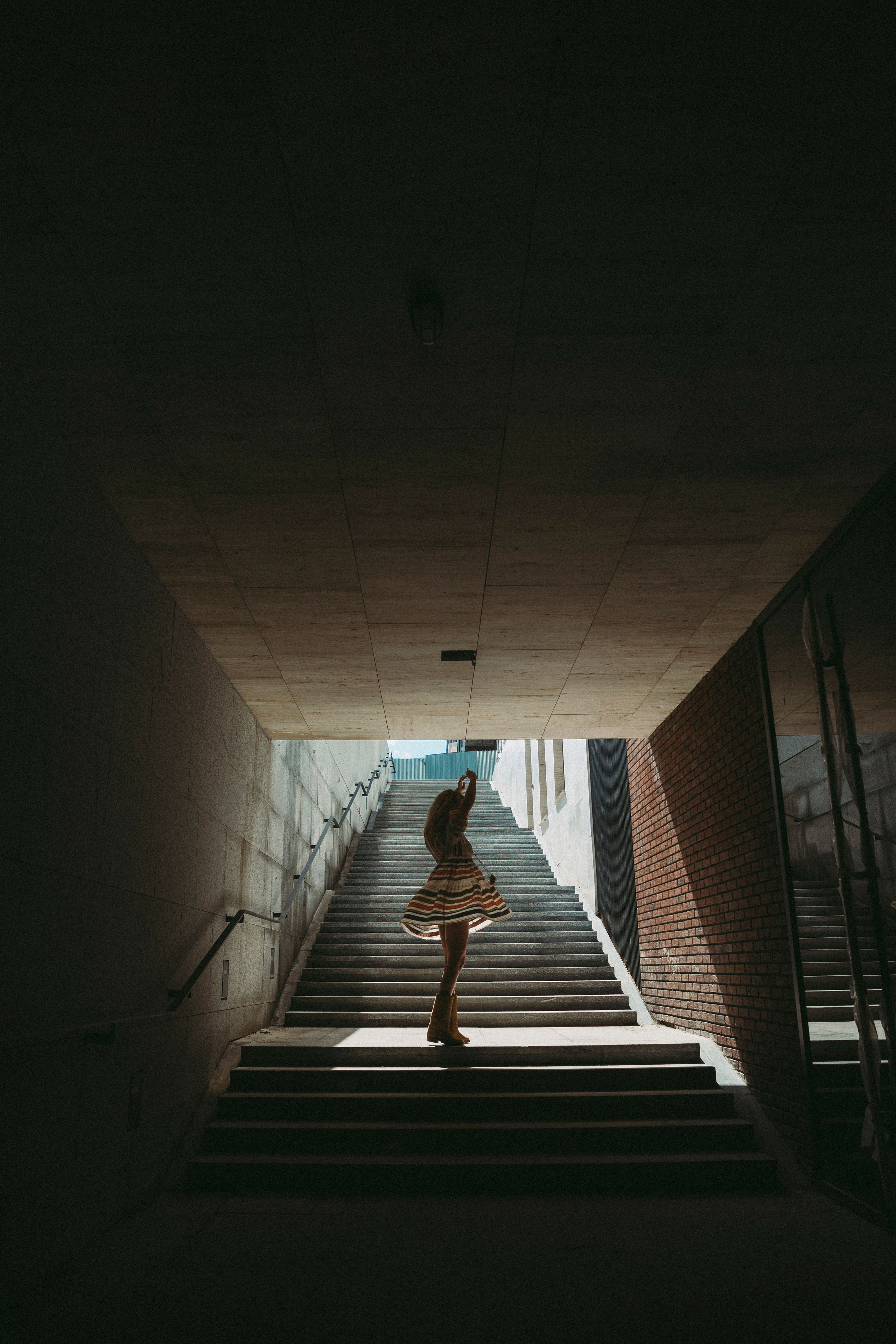 красивая девушка танцует в красивом коротком плате 