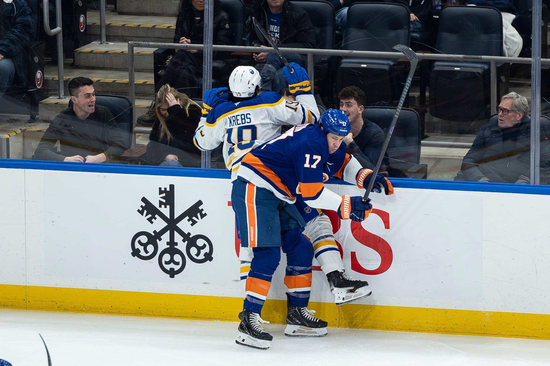 Матч НХЛ: НЙ Айлэндерс — Баффало Сайбэрс. Спортивный репортажный фотограф Казань Нафис Сиразетдинов