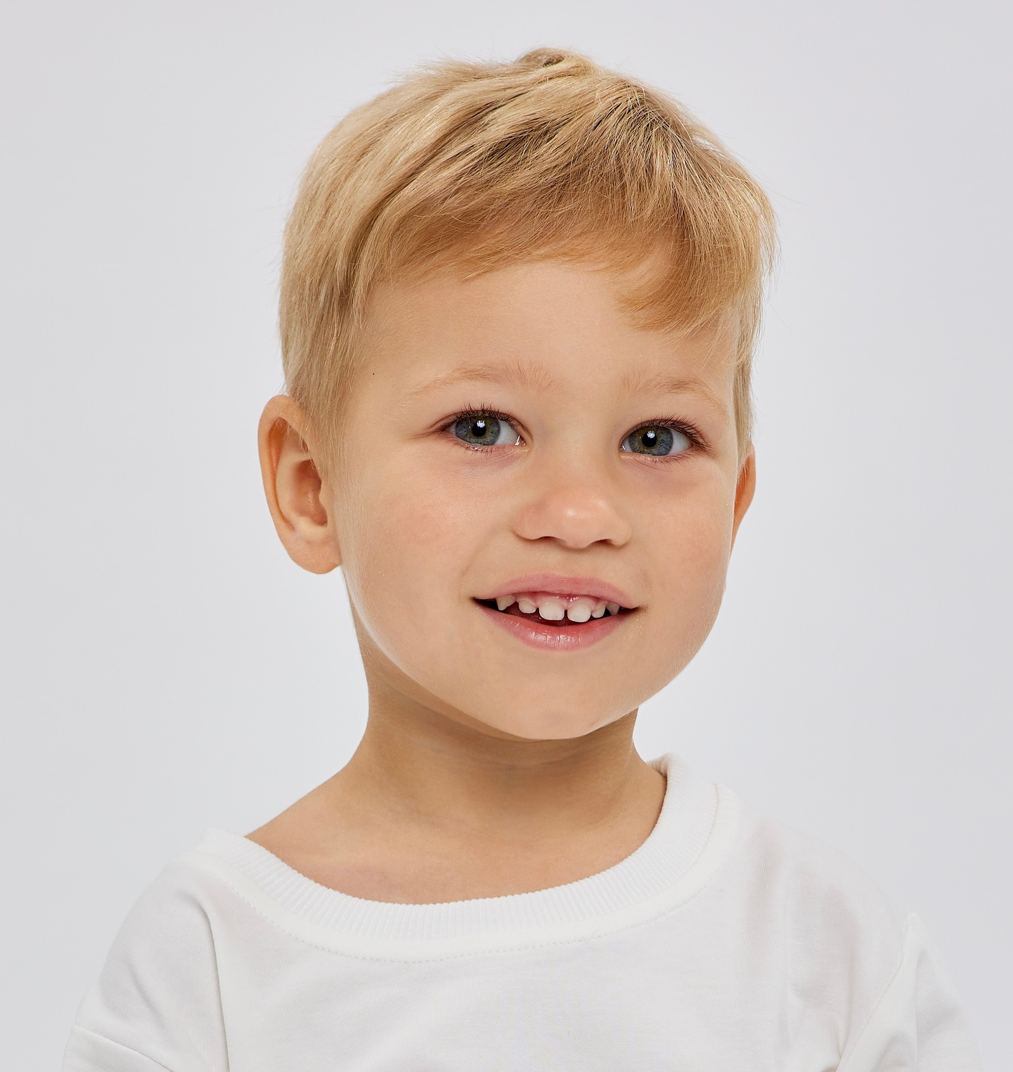 Модель ребенок мальчик для маркетплейсов — Андрей. ТМ Продакшн — Съемка для маркетплейсов в Москве