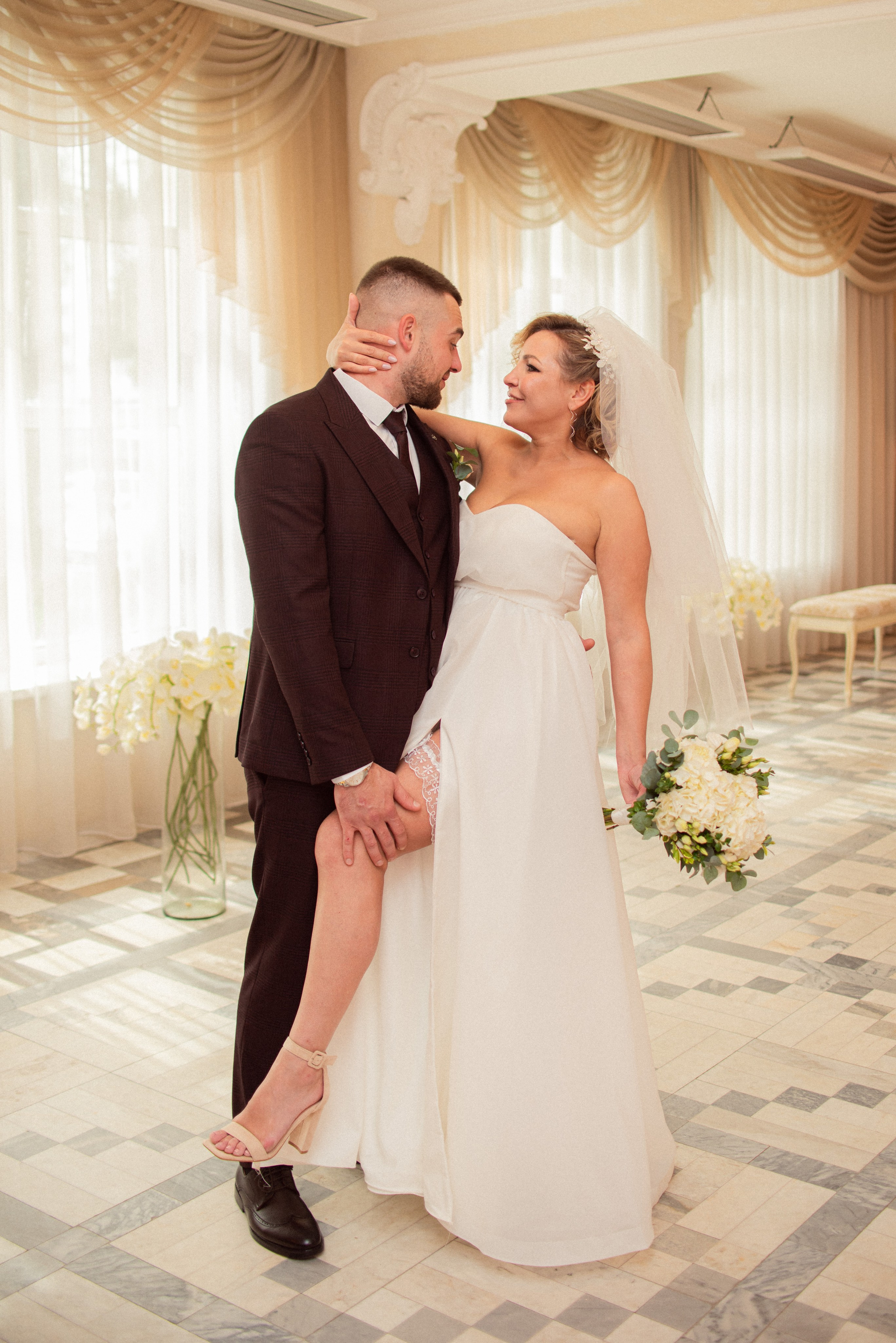 Игривое фото: жених держит невесту за ногу, фотограф Старая Купавна