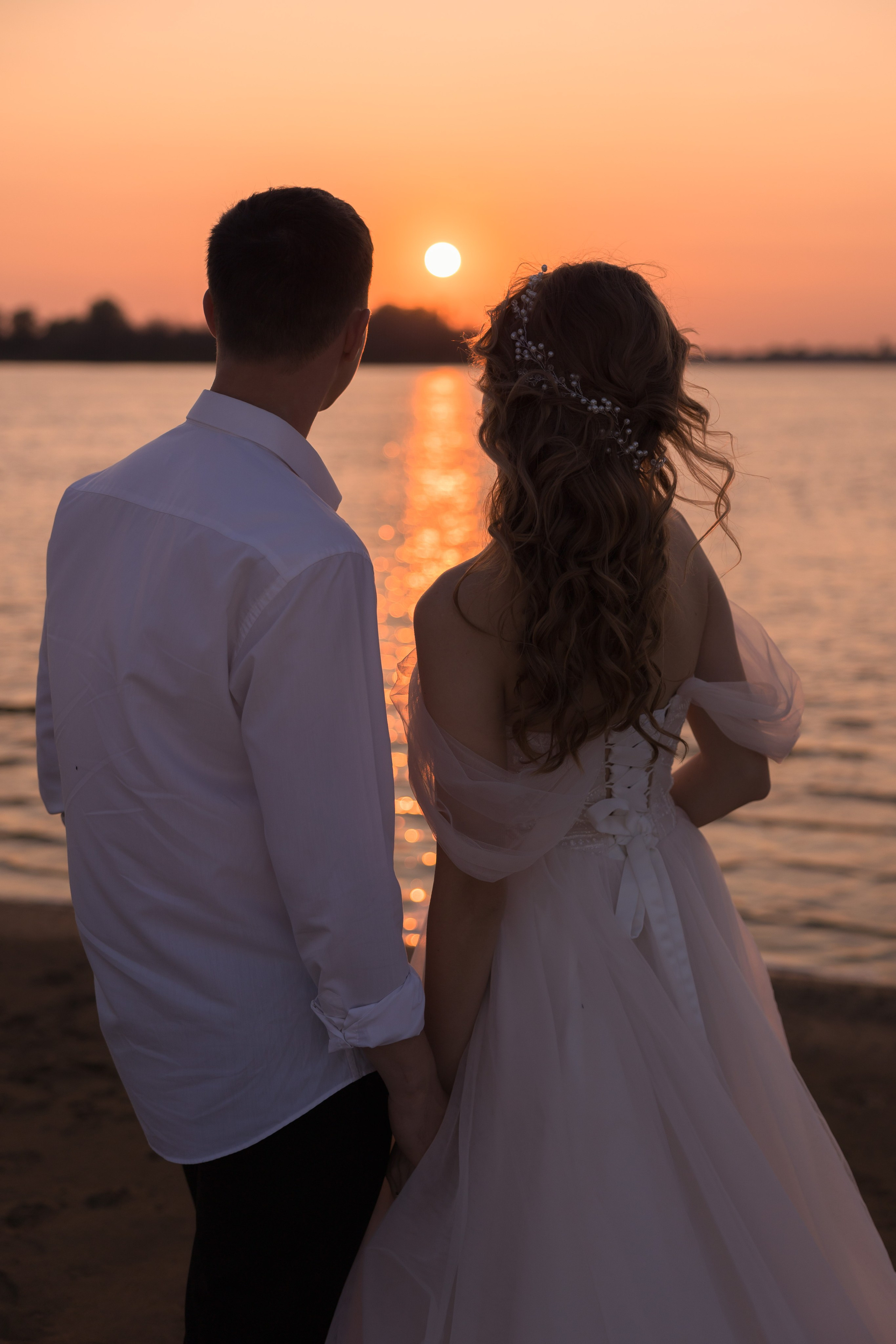 Свадебная фотосессия на берегу. Свадебный фотограф Астрахань