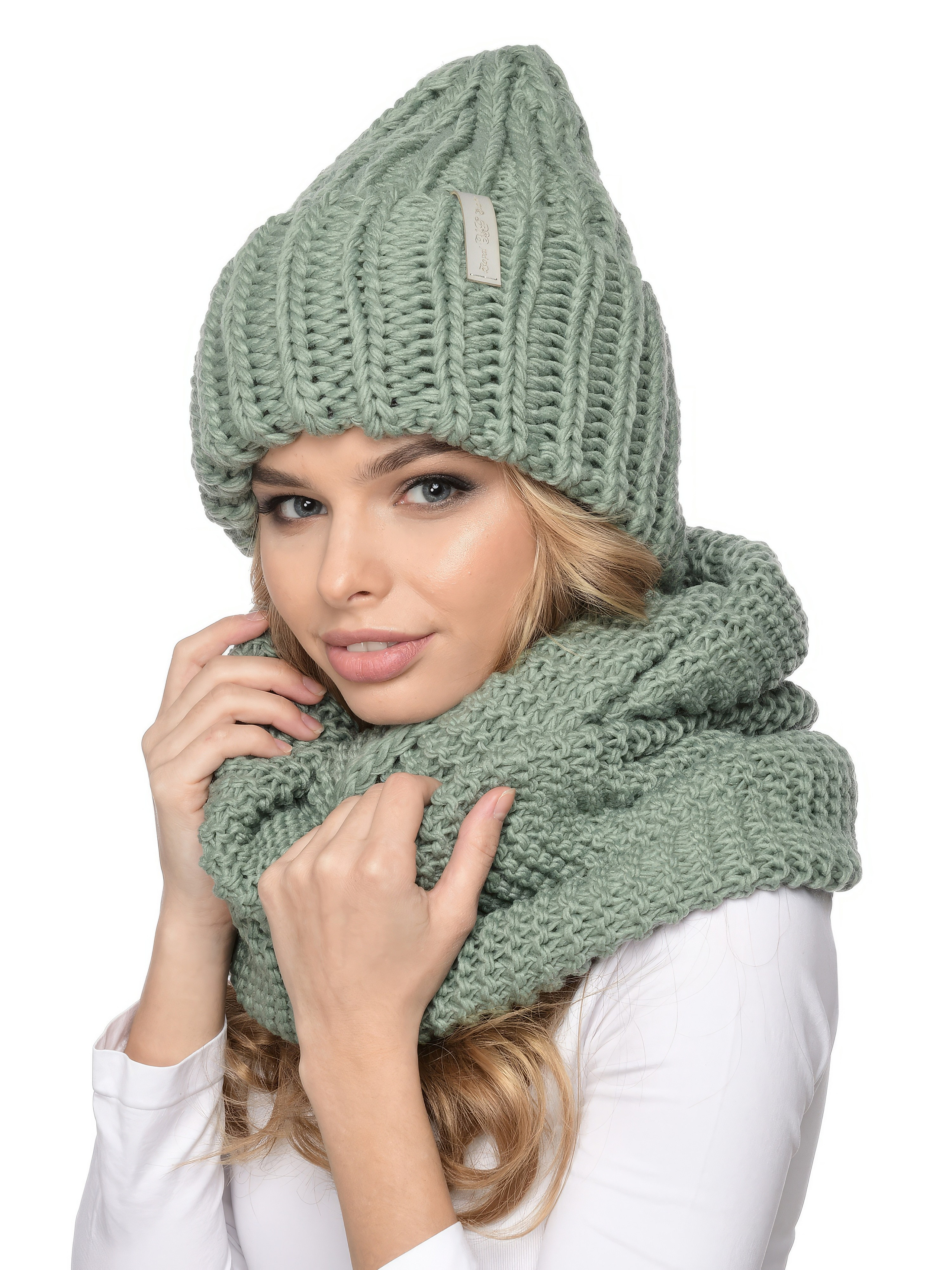 Съёмка шапки на модели