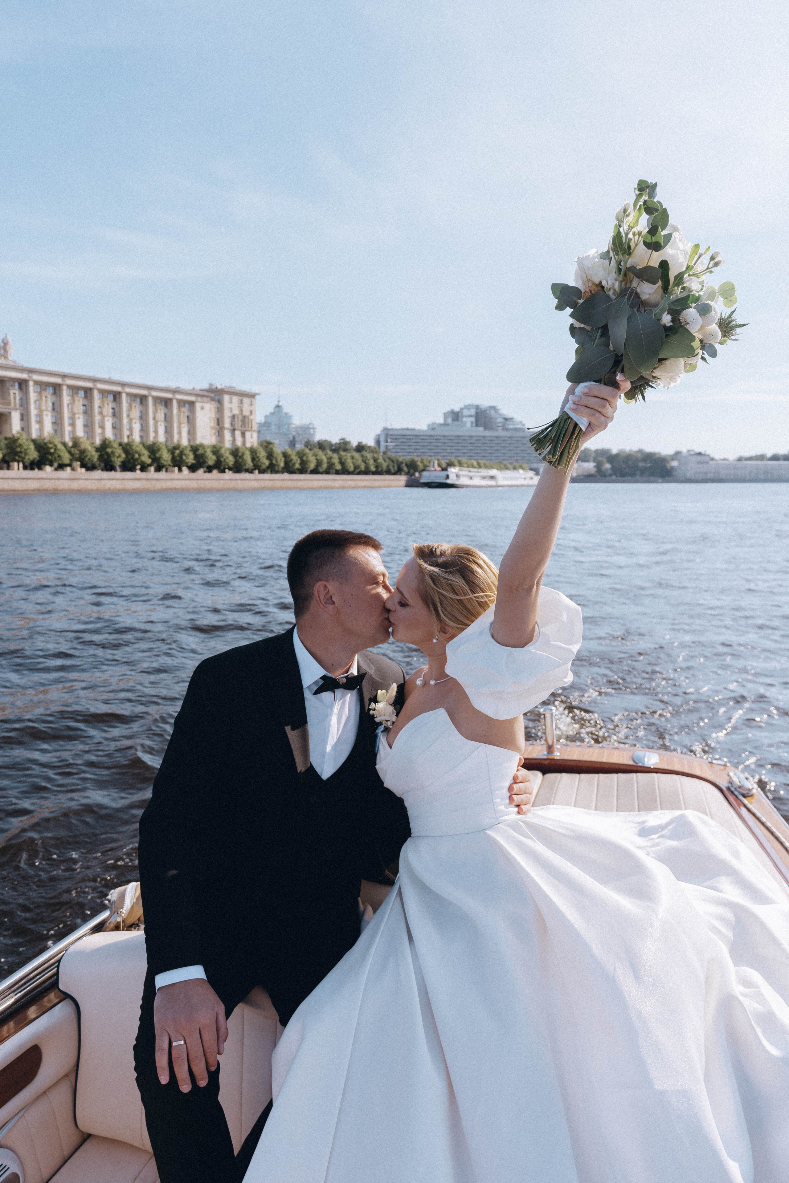 СВАДЕНБНАЯ СЬЕМКА НА КАТЕРЕ ПО КАНАЛАМ САНКТ-ПЕТЕРБУРГА И В АКВАТОРИИ НЕВЫ. Профессиональный фотограф, Санкт-Петербург — Виктория Богомолова