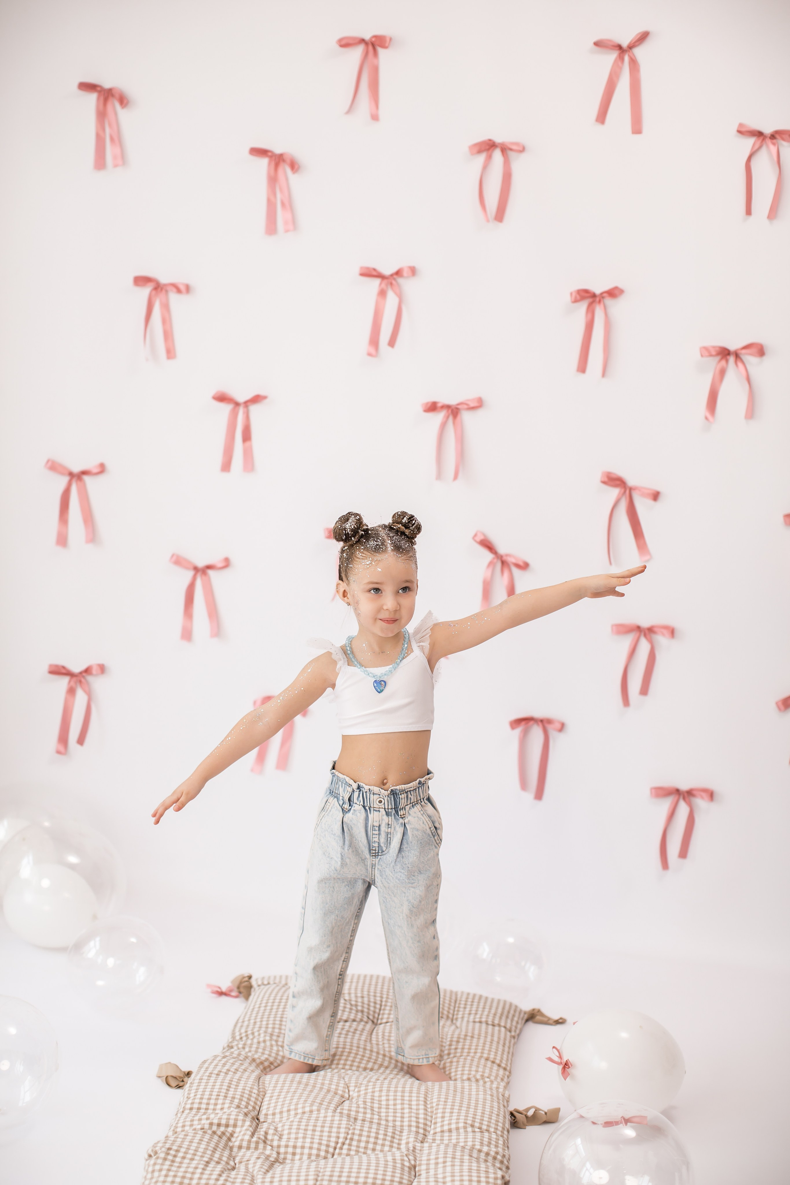 День рождение от 4 до 18 лет (на белом фоне). Детский семейный фотограф на первый годик город Новосибирск Дымова Светлана пакеты всё включено 1-3 года