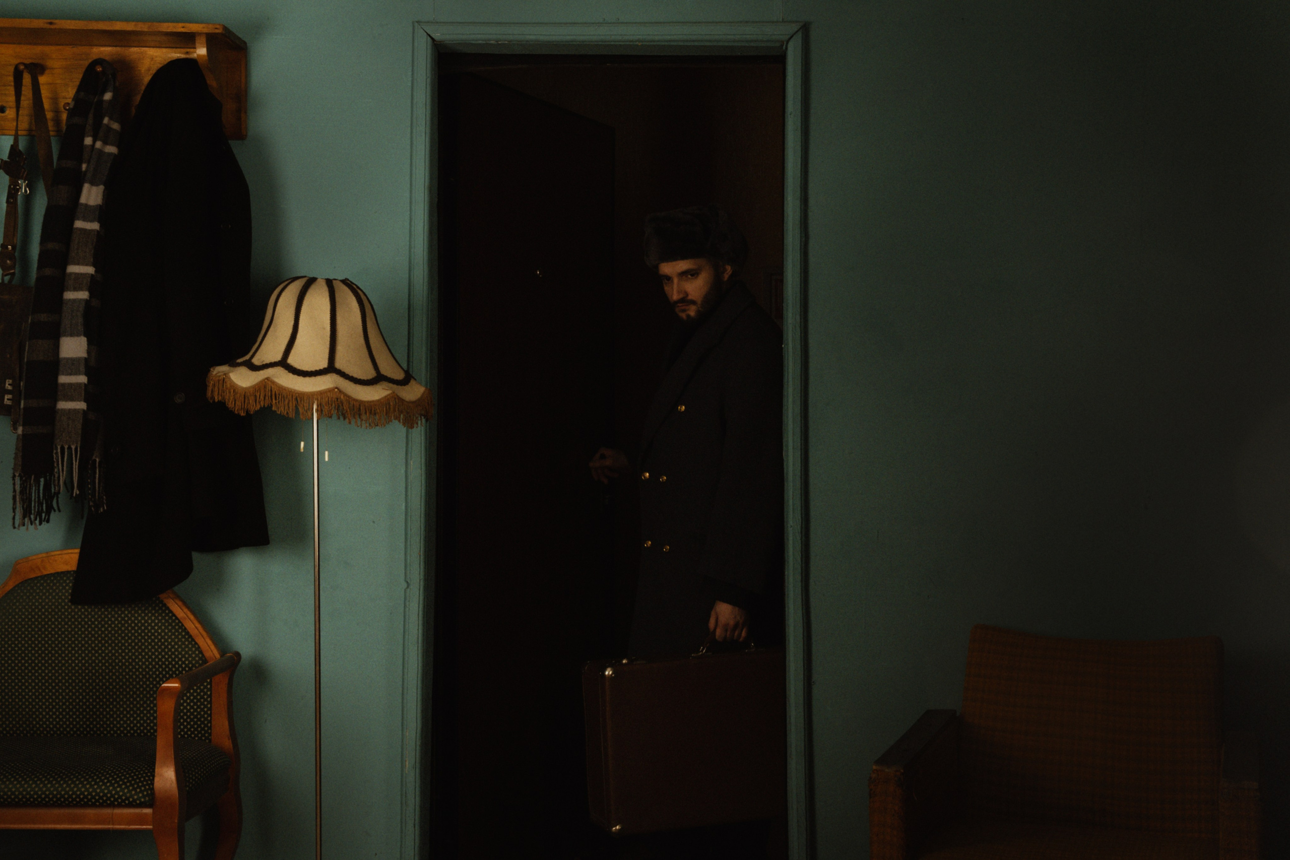 58—1 «а». Измена Родине, т.е. действия, совершенные гражданами СССР в ущерб военной мощи СССР, его государственной независимости или неприкосновенности, как-то: шпионаж, выдача военной или государственной тайны, переход на сторону врага, бегство или перелет за границу, караются высшей мерой уголовного наказания — расстрелом с конфискацией всего имущества, а при смягчающих обстоятельствах — лишением свободы на срок десять лет с конфискацией всего имущества.