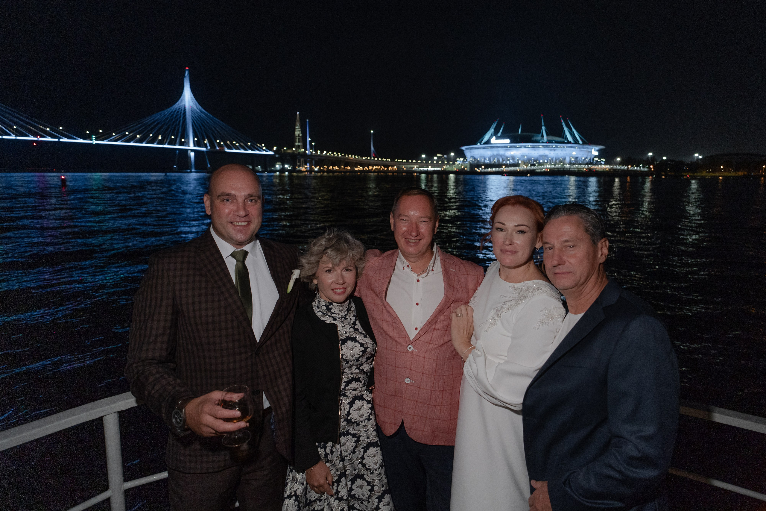 Красивые места для свадебной фотосессии летом в Санкт-Петербурге. Свадебный фотограф Александр Невский в Санкт-Петербурге