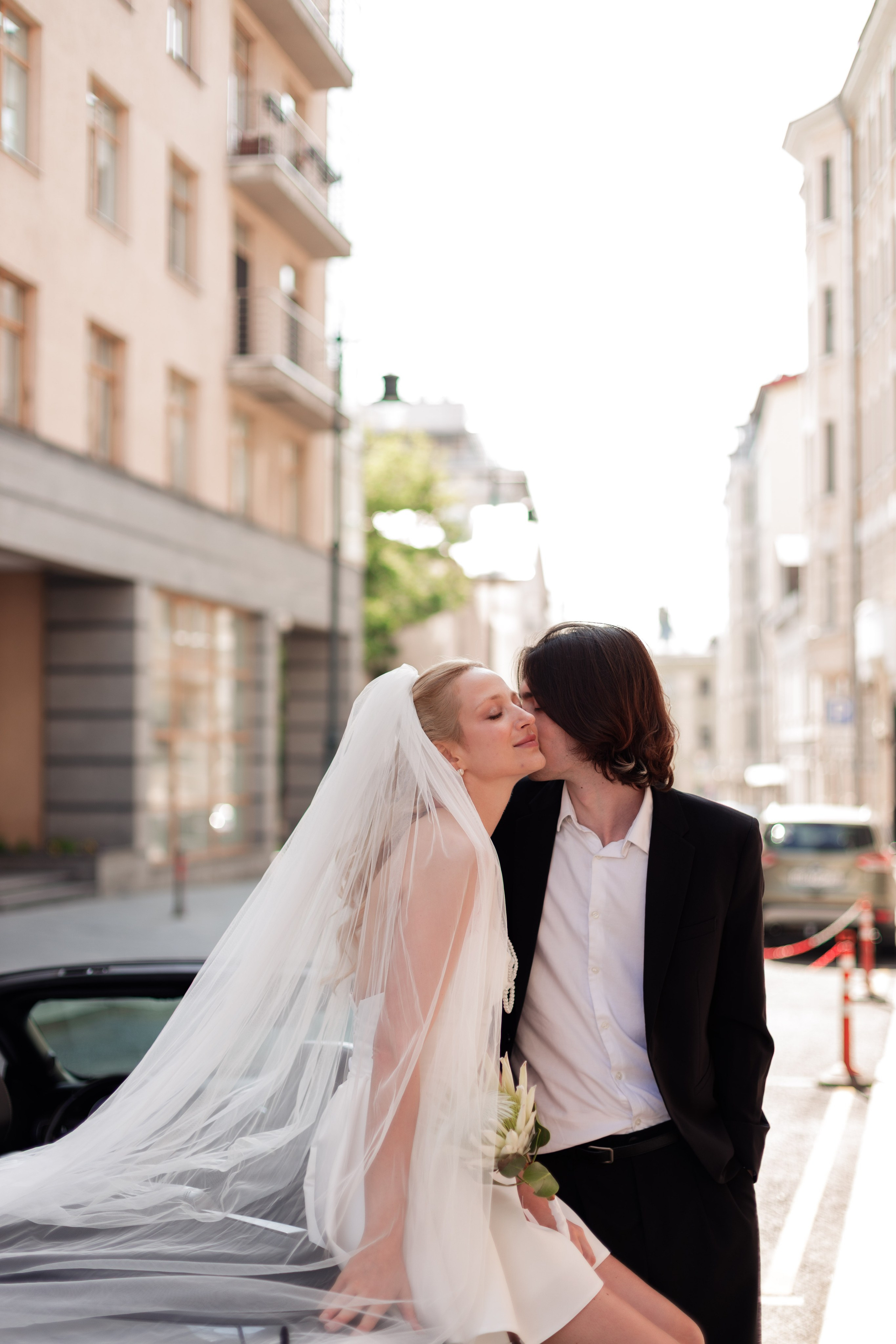 Свадебная фотосессия с автомобилем в центре Москвы, фотограф свадьбам Москва