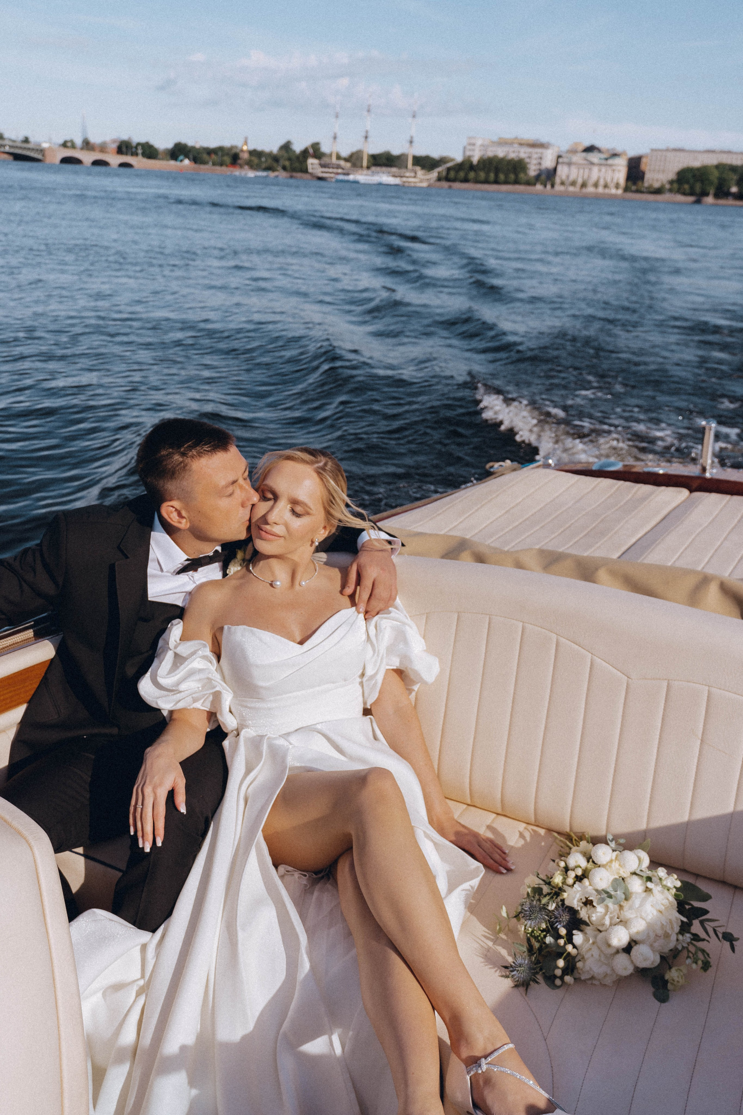 СВАДЕНБНАЯ СЬЕМКА НА КАТЕРЕ ПО КАНАЛАМ САНКТ-ПЕТЕРБУРГА И В АКВАТОРИИ НЕВЫ. Профессиональный фотограф, Санкт-Петербург — Виктория Богомолова