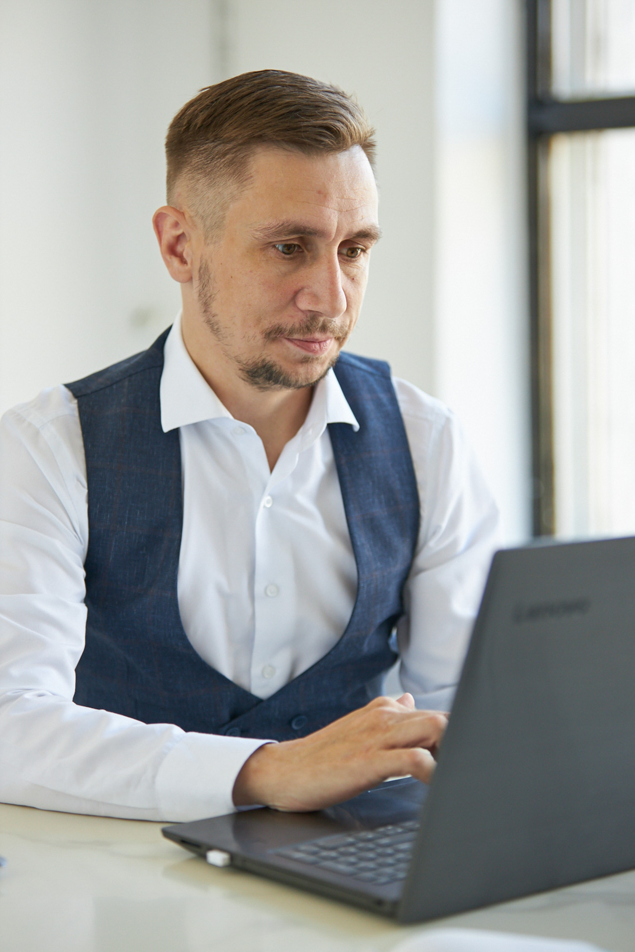 Business portrait of a man in the office - photographer Andrey Dunin