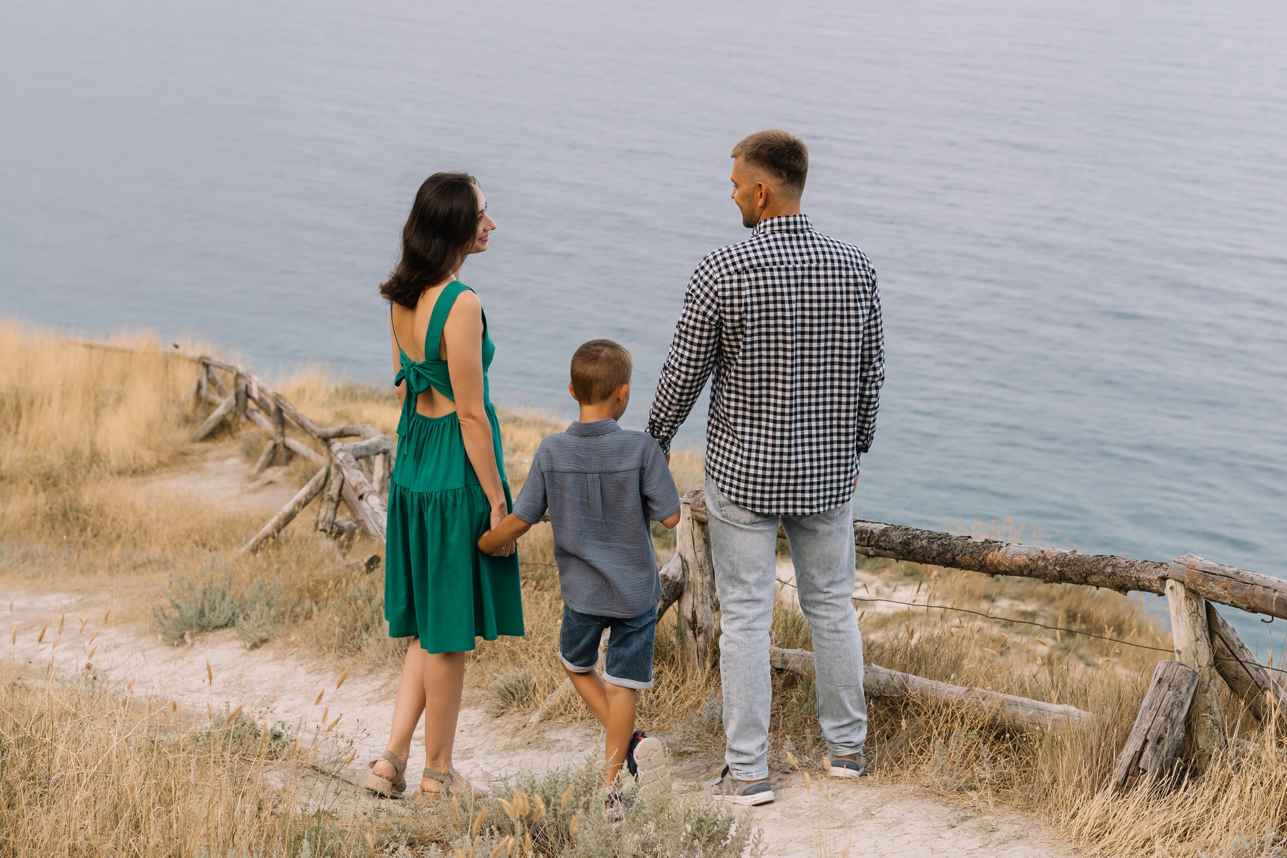 Семейные объятия на закате – трогательные кадры от фотографа в Анапе