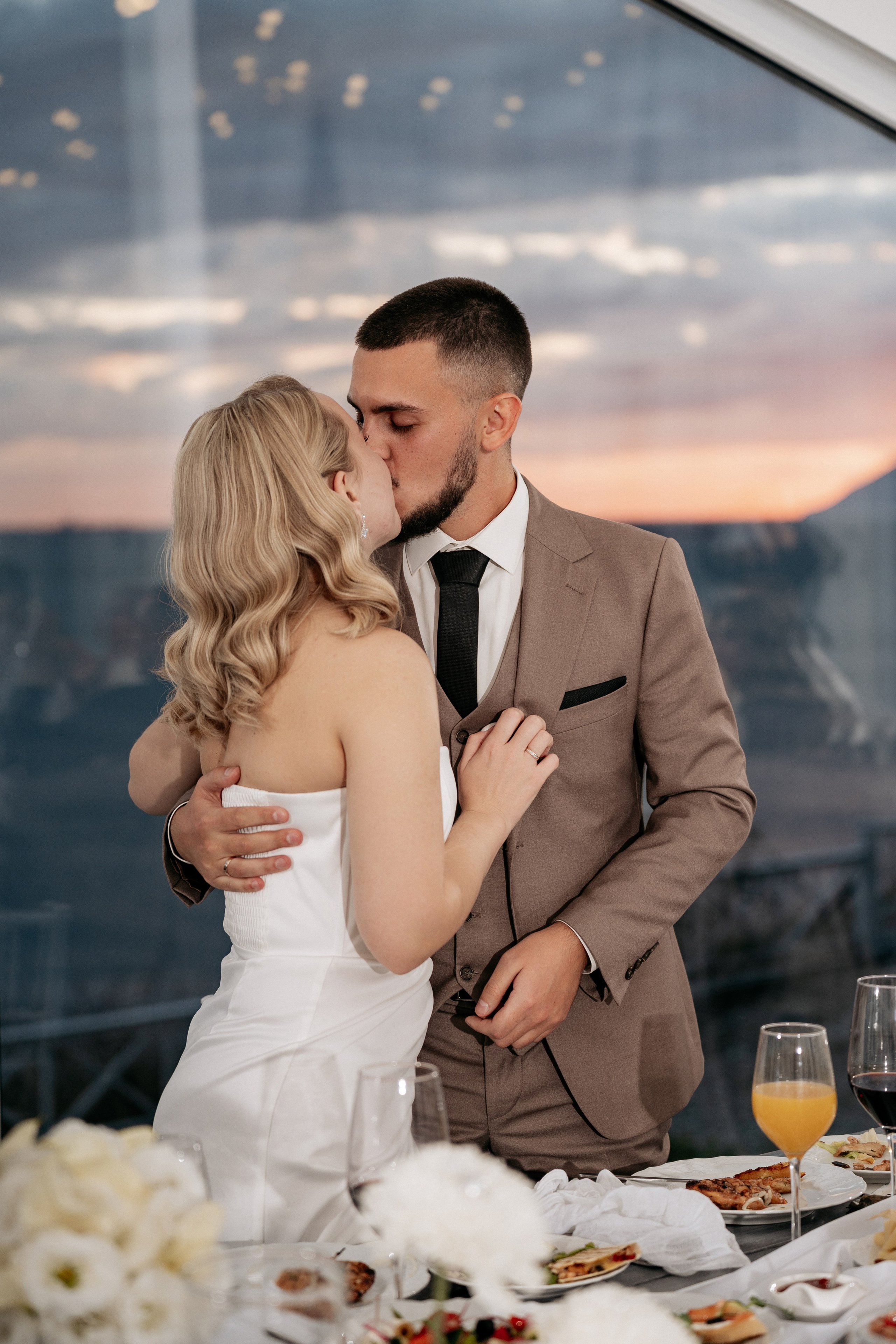 Панорамный вид на море из ресторана - фон для фотографий банкета от фотографа. Фотограф в Геленджике запечатлел красивый закат как фон для свадебных портретов.