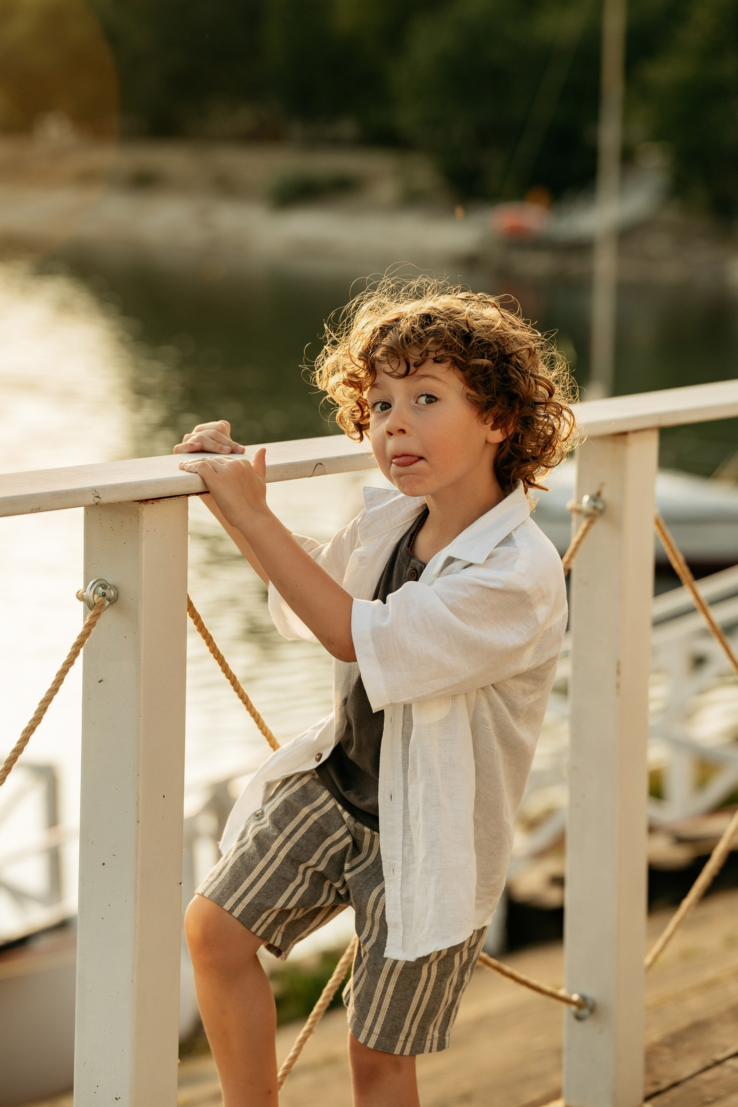 Дочка в соломенной шляпе на яхте в Абрау-Дюрсо – стильная фотосессия