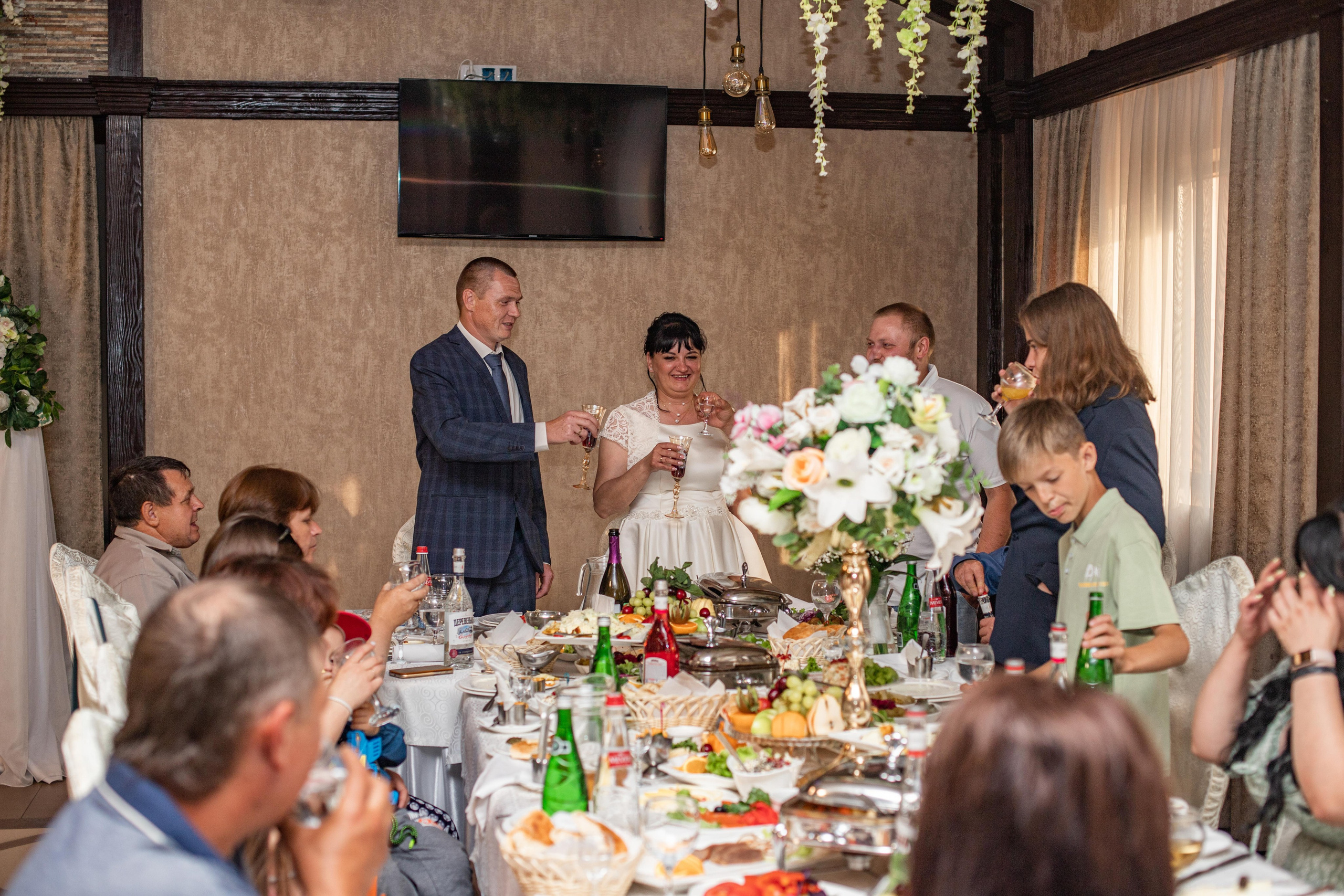 Репортаж торжества в ресторане. Семейный свадебный интерьерный фотограф Тверь Санкт- Марина Свистунова