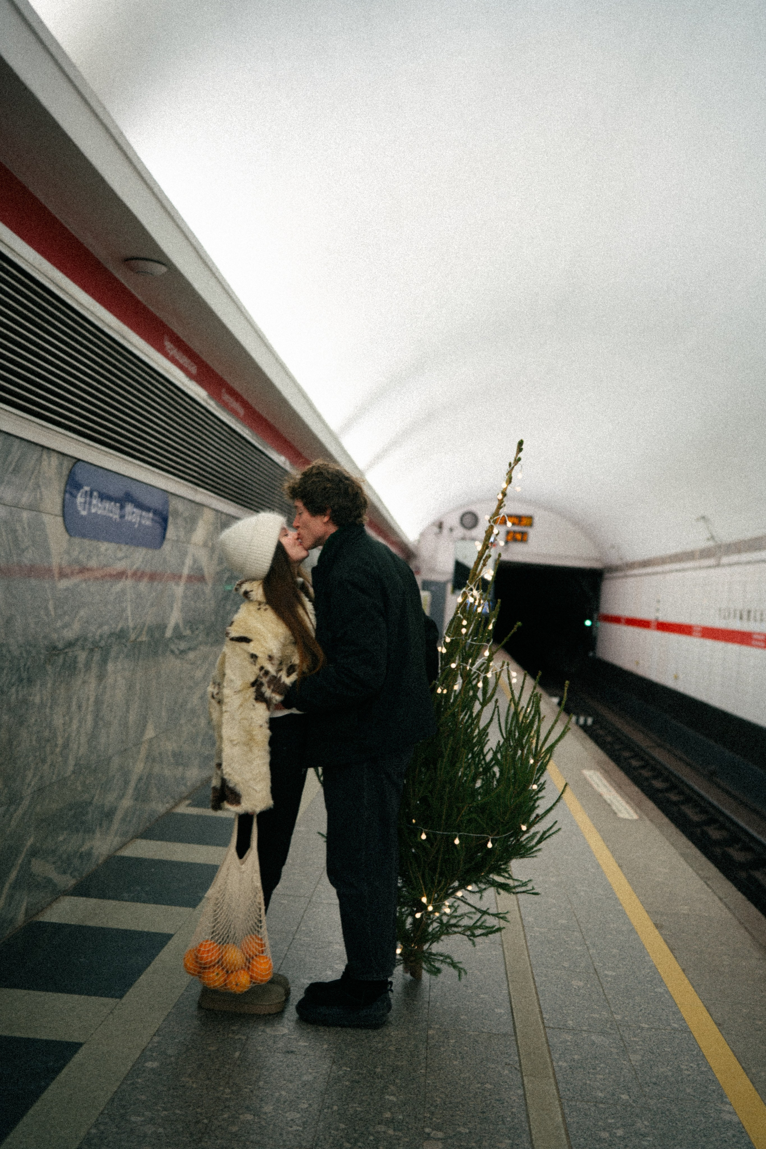 НОВОГОДНЯЯ ПРОГУЛКА ПАРЫ ПО ЧЕРНЫШЕВСКОЙ ПЕРЕД НОВЫМ ГОДОМ. Профессиональный фотограф, Санкт-Петербург — Виктория Богомолова