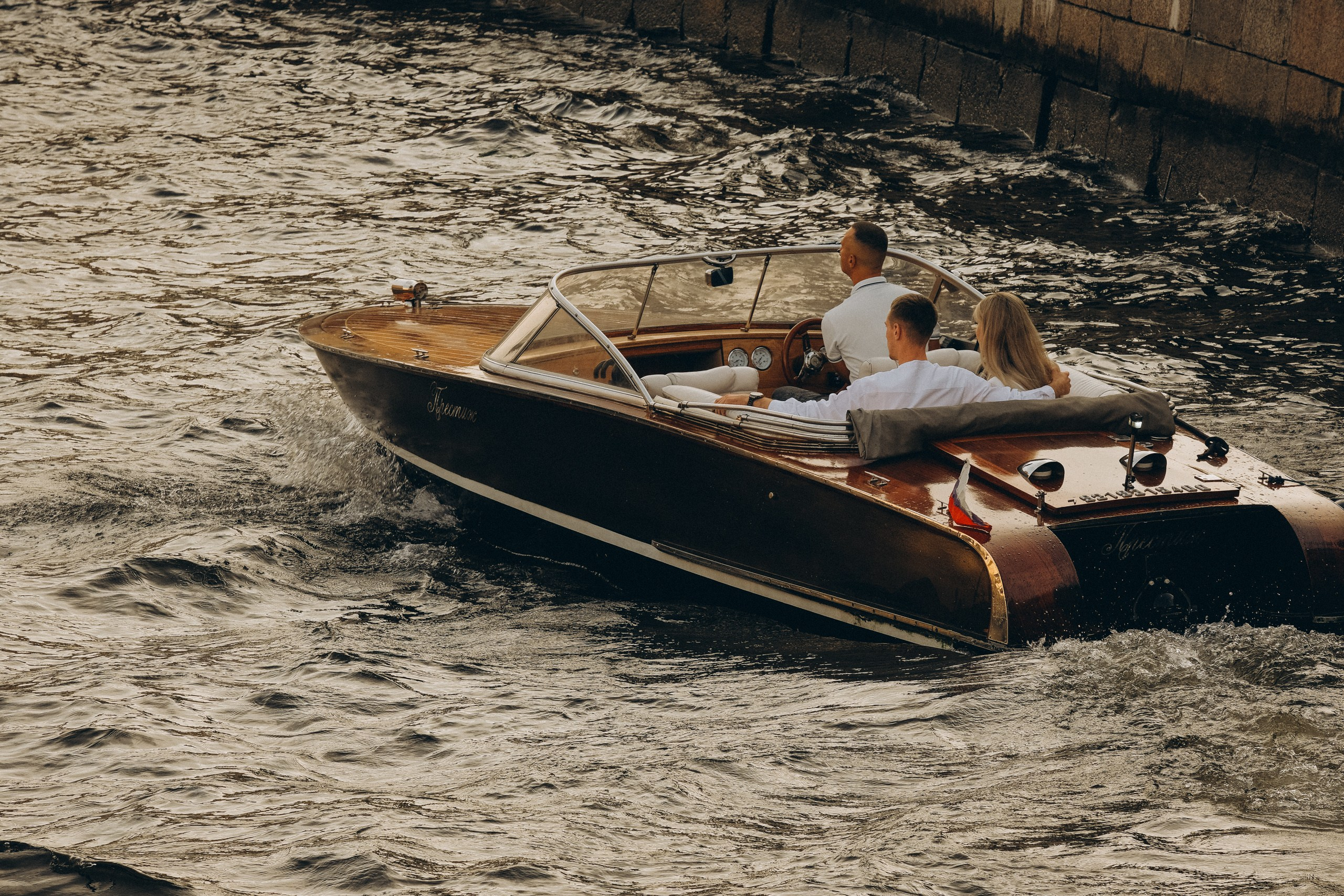СВАДЕНБНАЯ СЬЕМКА НА КАТЕРЕ ПО КАНАЛАМ САНКТ-ПЕТЕРБУРГА И В АКВАТОРИИ НЕВЫ. Профессиональный фотограф, Санкт-Петербург — Виктория Богомолова