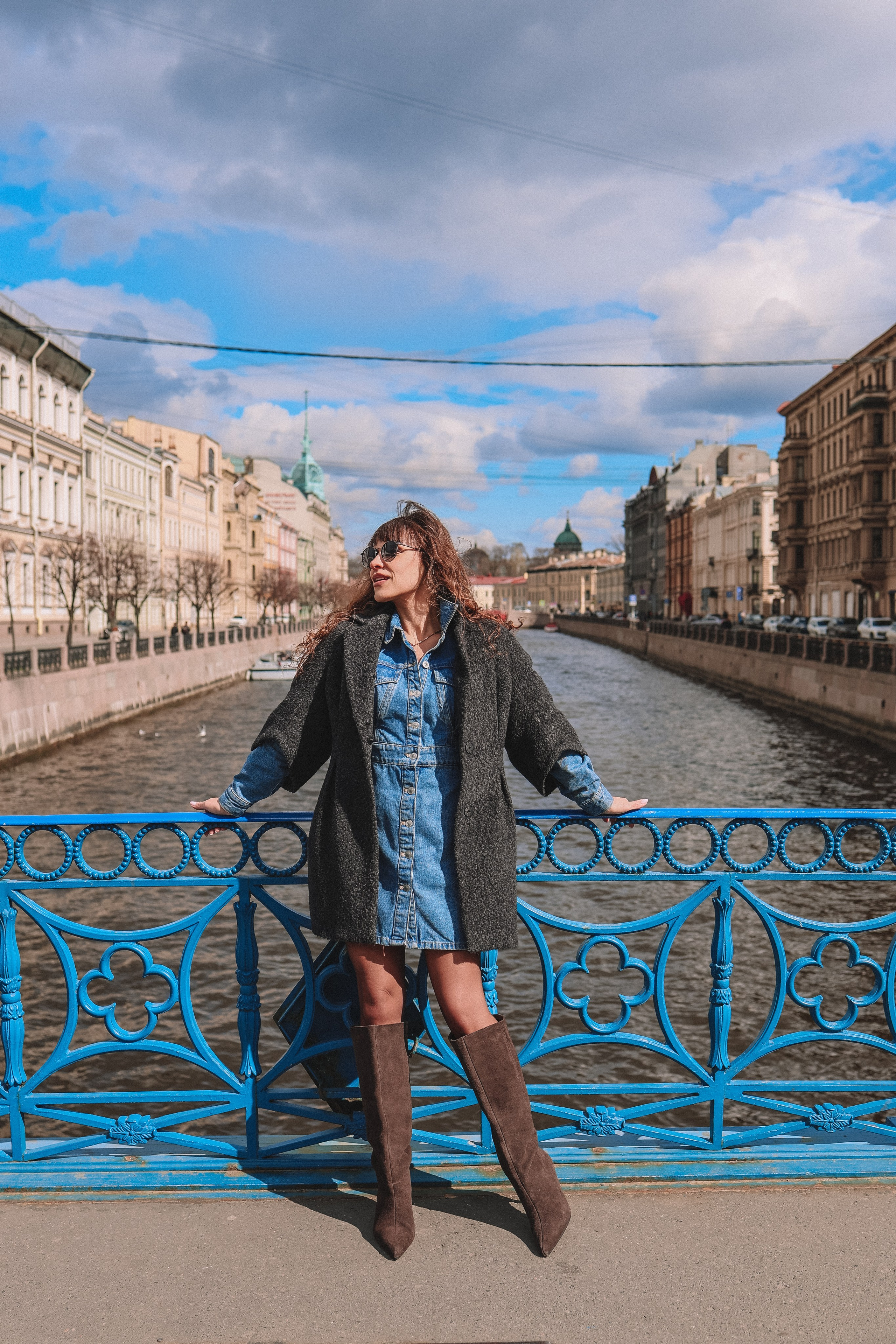 Женская портретная съемка на красивом питерском мостике
