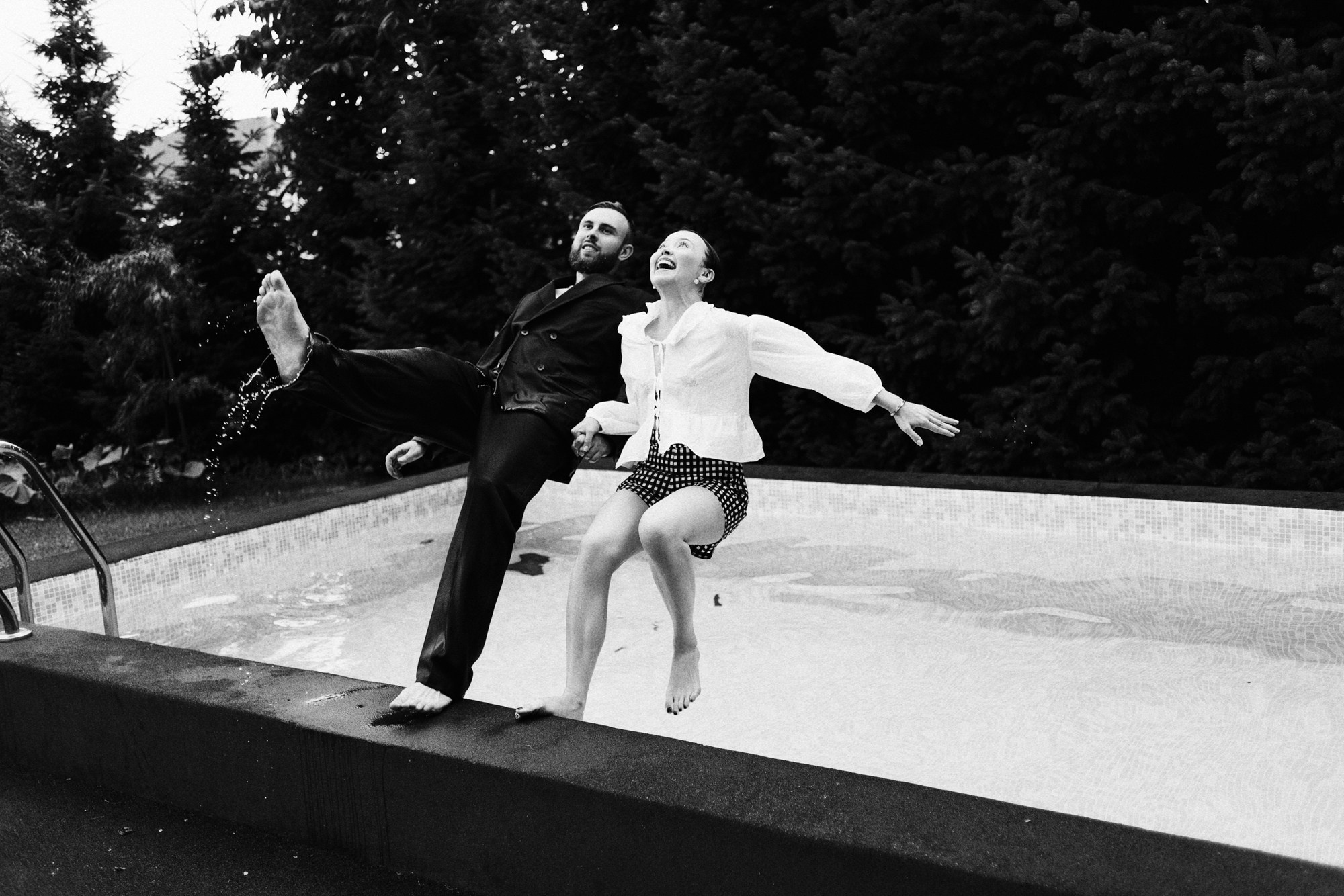 Нестандартная свадебная съемка: жених в воде в одежде, активные и живые кадры