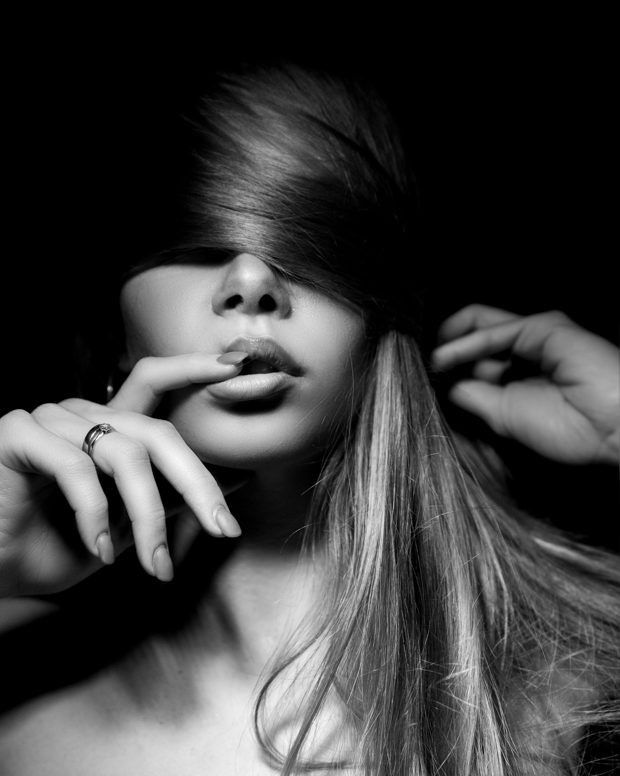 Арт-портрет девушки с акцентом на выразительные черты лица, профессиональная фотосъемка для портфолио на любой локации