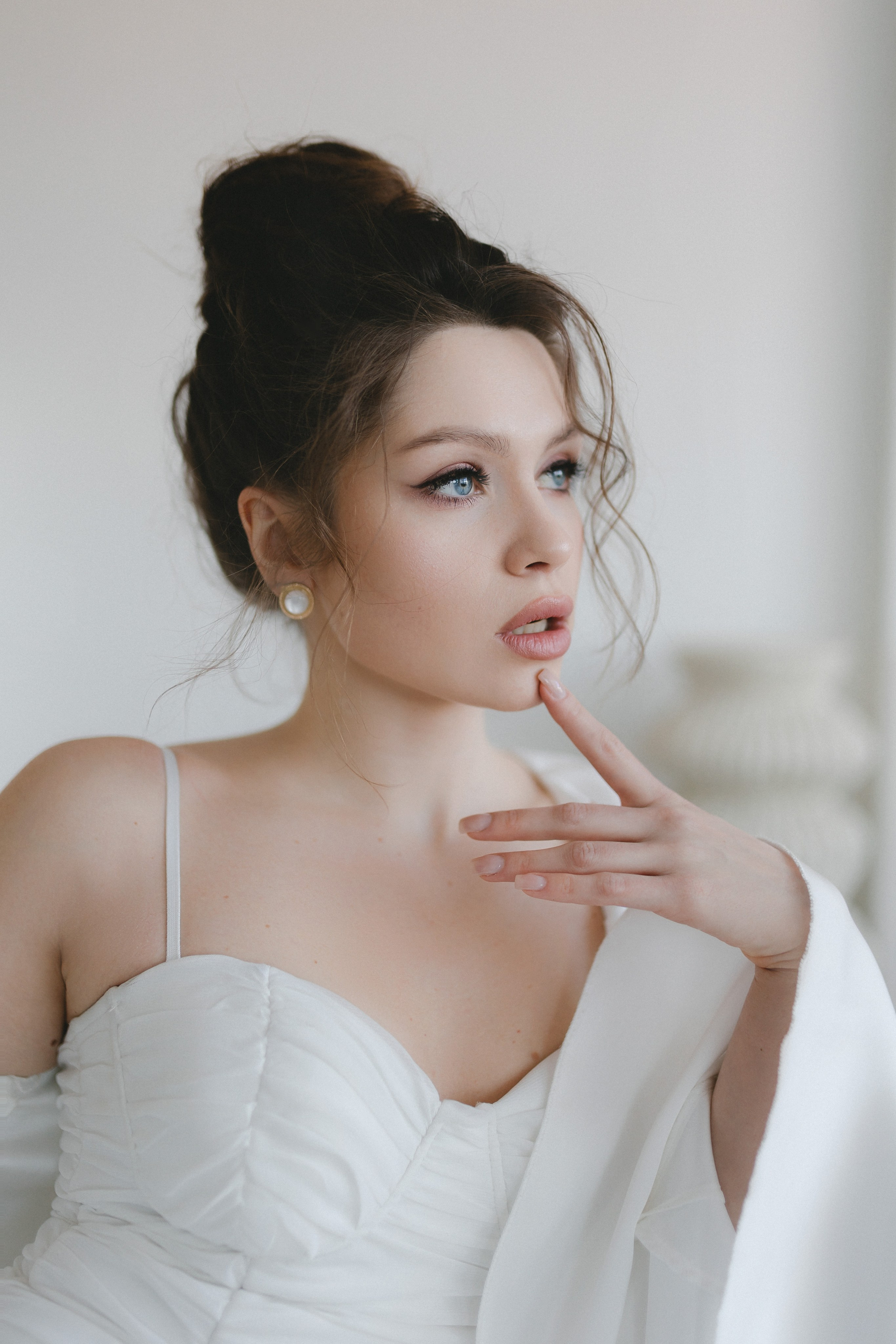 Студийный портрет девушки с глубоким взглядом в Мурманске