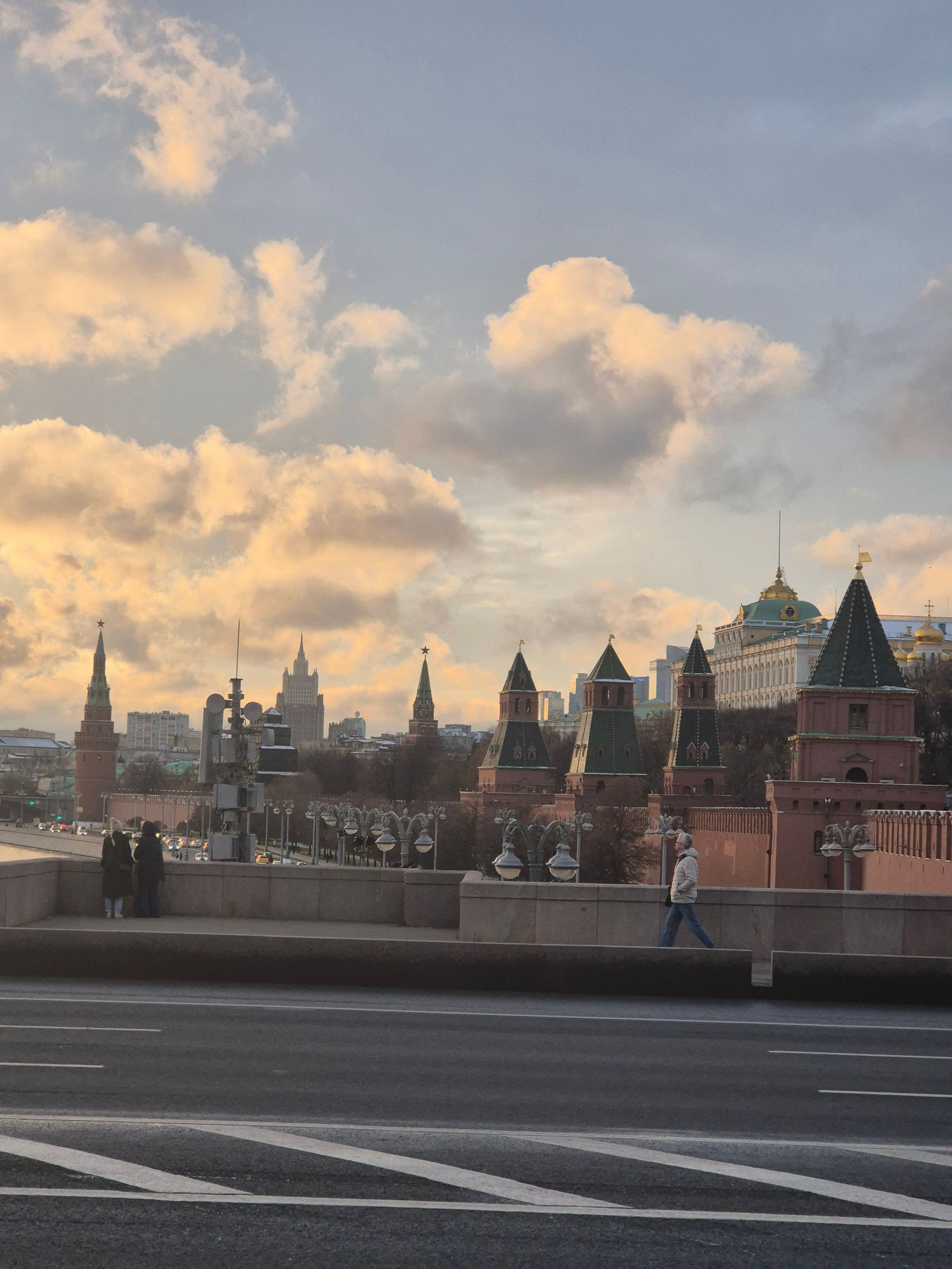 Закатное солнышко и облачка создали волшебную игру красок